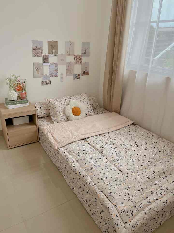 Ini caraku menata kamar tidur tamu berukuran 2,5x2meter @dirumaa.ina ^^

-> Memasang gorden dari atas sampai bawah di area jendela supaya menambah kesan luas, tinggi, dan estetik
-> Menggunakan kasur pegas ukuran 120x200cm
-> Memasang sprei dan bedcover motif flowers yang manis dan estetik
-> Memasang hiasan dinding berupa postcard dengan tema earth tone untuk menambah ke estetikan kamar
-> Menggunakan meja nakas disamping kasur
-> Memakai reed diffuser biar kamar makin wangi☺️🫶

Untuk spill semua productnya, klik blue plus button dipostinganku ya 🩵

#KamarTidur #KamarTidurTamu #StylingKamarTidur #InspirasiKamarTidur #DekorasiKamarTidur #KamarTidurMungil