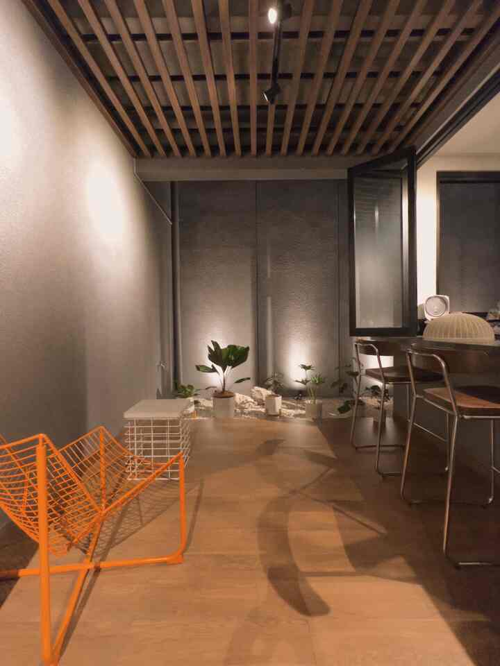 area taman belakang merupakan salah satu area favorit bagi kami berdua. biasanya kami menghabiskan waktu untuk bersantai disini sambil minum ngopi ataupun baca buku.

lantai area taman belakang ini kami beri sentuhan motif kayu sebagai pembeda dengan ruangan yang lainnya. dindingnya pun kami beri sentuhan cat kamprot agar terlihat lebih bertekstur


#tamanbelakangminimalis
#lampudownlight
#catdindingkamprot
#lantaimotifkayu
#kisikisiplafon
#kursisantai
#areasantairumah