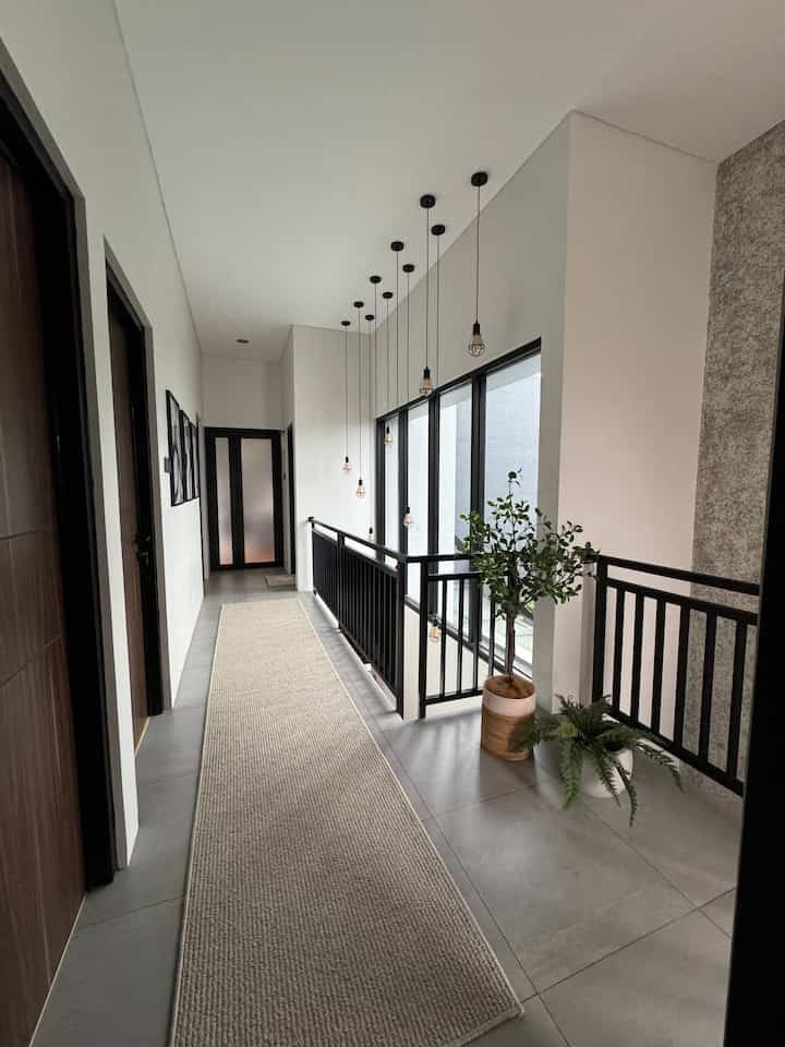 Hallway dirumah yang memang gak terlalu lebar, ini sepanjang hallway ngejejer kamar kamar kami 
Letaknya dilantai 2 
Bagian kiri kamar kamar kami, sebelah kanan void dengan jendela kaca mati untuk penerangan

#bumitimi #void #hallway #lantaiabu #rumahindustrial #catabu #catarturo #karpet