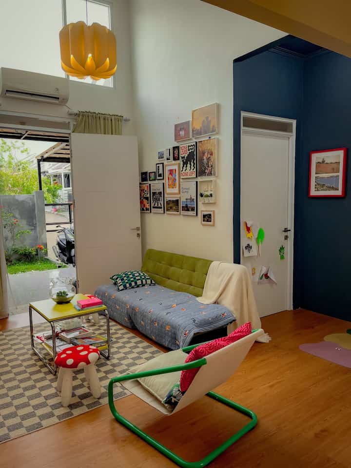 Ruang tamu yang semakin playful ada yang baru nih. Kursi Onnestad Ikea yang lagi sale dan di area salah satu sisi dinding di cat dengan warna industrial blue. Suasana ruang tamu jadi berubah dari yang sebelumnya. 

#catdindingruangtamu #lantaivynil #sofabedaffordable #ruangtamumungil #stylingruangtamu #dekorasilivingroom #inspirasilivingroom