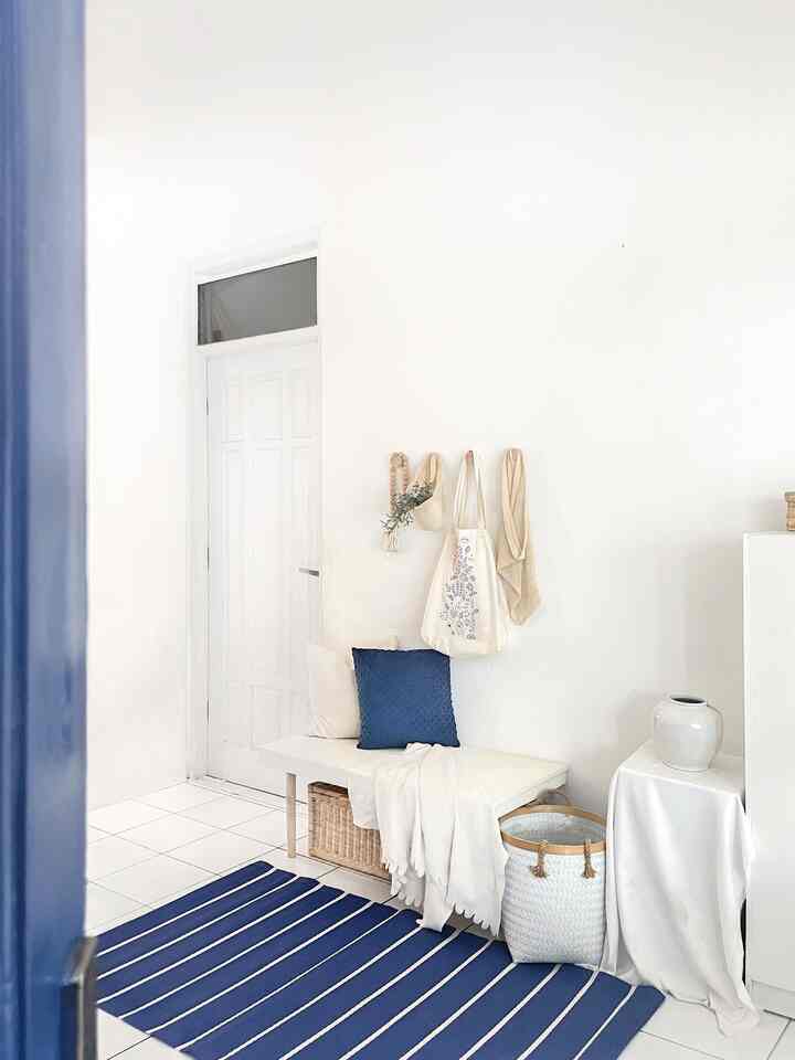 POV saat masuk rumah, ada kemari sepatu, area duduk untuk bersantai dan beberapa storage sebagai penyimpanan. Beberapa elemen warna biru pda sarung bantal, totebag dan tikar berwarna senada sebagai aksen untuk menyesuaikan denga tema rumah 🤍

#CatRumahMinimalis 
#WarnaCatRumah
#Cat
#InspirasiFoyer
#Bandung
#StylingFoyer 
