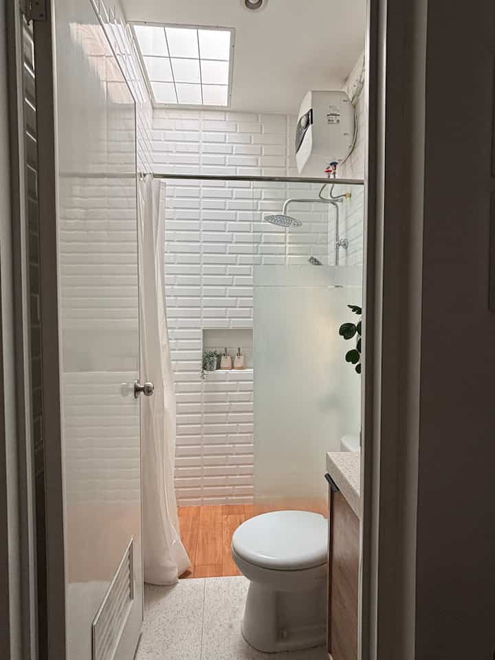 Kamar mandi ini kecil hanya di ukuran 1.3x2m, walaupun kecil tapi kita masih bisa memisahkan area basah dan kering, dengan cara memakai skat setengah kaca dan setengah tirai shower untuk meminimalisir budget setengahnya kita pakai nya tirai, untuk materialnya sendiri kita full plafond untuk dindingnya dan memakai warna putih agar bisa terlihat lebih luas kamar mandi nya.

dan untuk granit nya kita memadukan warna coklat dan terazzo.

jadi kamar mandi ukuran kecil juga bisa dibuat lebih nyaman untuk dipake ya.

semoga menginspirasi🩵

#lantaikamarmandi #waterheater #lantaiareabasah #lantaiareakering #lantaigranit #lantaiterazzo #kamarmandi #kamarmandistyling #kamarmandiinspo #kamarmandikecil #kamarmandiinspirasi #bathroominspo #bathroomideas