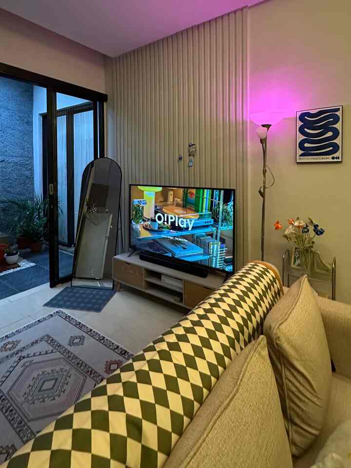 “Transformasi rumah dengan sentuhan printilan full colour! 
Sentuhan warna-warni pada setiap elemen kecil bisa menciptakan suasana yang menyegarkan dan penuh energi. Rumah bukan hanya tempat tinggal, tapi juga ekspresi diri 🥳


#dekorasiruangtamu 
#sofaminimalis
#tamankering
#warnarumah 
#catrumah
#lampuredup 
#openspace
#fullcolour



