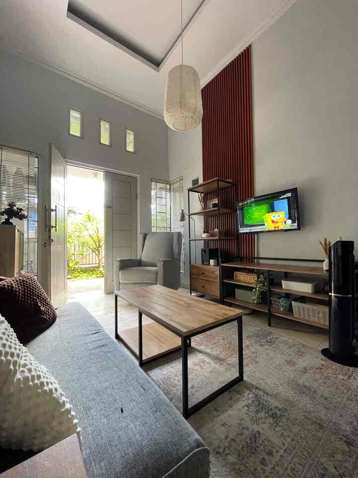 Selamat datang di ruang tamu dengan konsep Industrial Japandi Minimalis! Di sini, setiap komponen dekorasi dirancang untuk menciptakan suasana hangat, modern, dan nyaman:

• Statement Wall Panel WPC: Dinding utama dihiasi panel WPC yang menonjolkan aksen kayu alami, memberikan karakter dan kehangatan pada ruangan.
• Furnitur Minimalis: Perpaduan material kayu dan besi terlihat pada sofa dan meja kopi dengan desain simpel namun fungsional.
• Pencahayaan Industrial: Lampu gantung dengan desain industrial menambah sentuhan modern sekaligus mempertegas nuansa Japandi.
• Karpet Area: Karpet dengan motif halus memberikan tekstur lembut di lantai, menciptakan keseimbangan antara elemen keras dan lembut.
• Aksen Dekoratif: Bantal sofa bertekstur, vas minimalis, dan beberapa tanaman hias segar sebagai pemanis ruang.
• Rak Dinding Sederhana: Rak dari material besi dengan aksen kayu untuk menampilkan koleksi buku atau dekorasi kecil.

Setiap elemen ini berpadu harmonis, menjadikan ruang tamu tidak hanya estetik, tetapi juga fungsional dan mengundang untuk bersantai. Semoga inspirasi dekorasi ini bisa memicu ide kreatif untuk ruang tamu impianmu!

#SofaBedMinimalis #IndustrialJapandi #WPCPanel #WarnaCatRumah #StylingRuangTamu #DekorasiLivingRoom #InspirasiLivingRoom
