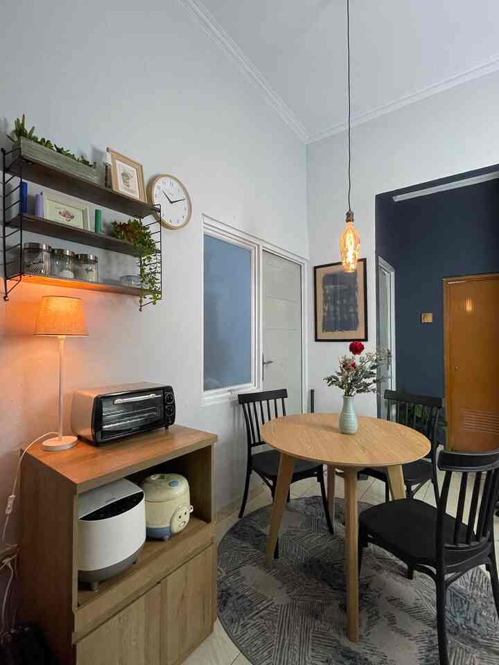Dining room yg minimalis dan sederhana ini merupakan tempat penting kami dalam menghabiskan waktu bersama. 

Dengan dekorasi yang simpe namun tetap inviting, jadi betah berlama-lama walau hanya menikmati secangkir teh di malam hari. 

Kalau teman-teman, bagaimana cara menata dining room kalian? 🤗

#DiningRoomMinimalis #MejaKayu #RakDinding #IndustrialMinkmalis #StylingRuangMakan #DekorasiRuangMakan #DiningRoomStyling #InspirasiRuangMakan 