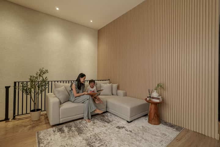 Salah satu spot favorit dirumah kita adalah living room, ngobrol, nonton, main sama anak anak. Sebelumnya ruangan ini kecil banget, lalu kami perluas dengan cut balkon kecil di belakang rumah dan mengaplikasikan jendela besar.

💡tips buat kamu ;
✨ Pilih finishing warna dinding netral dan cerah agar gampang di padu padankan dan memberi efek ruangan yang luas.
✨ Tambahkan karpet biar makin nyaman
✨ Aplikasikan lantai unsur kayu untuk kesan homey
✨ Pilih furniture yang fungsional biar ga makan tempat
#SofaL #CatRumahMinimalis #WarnaCatRumah #LantaiSPC #CatTekstur #StylingRuangTamu #DekorasiLivingRoom #InspirasiLivingRoom