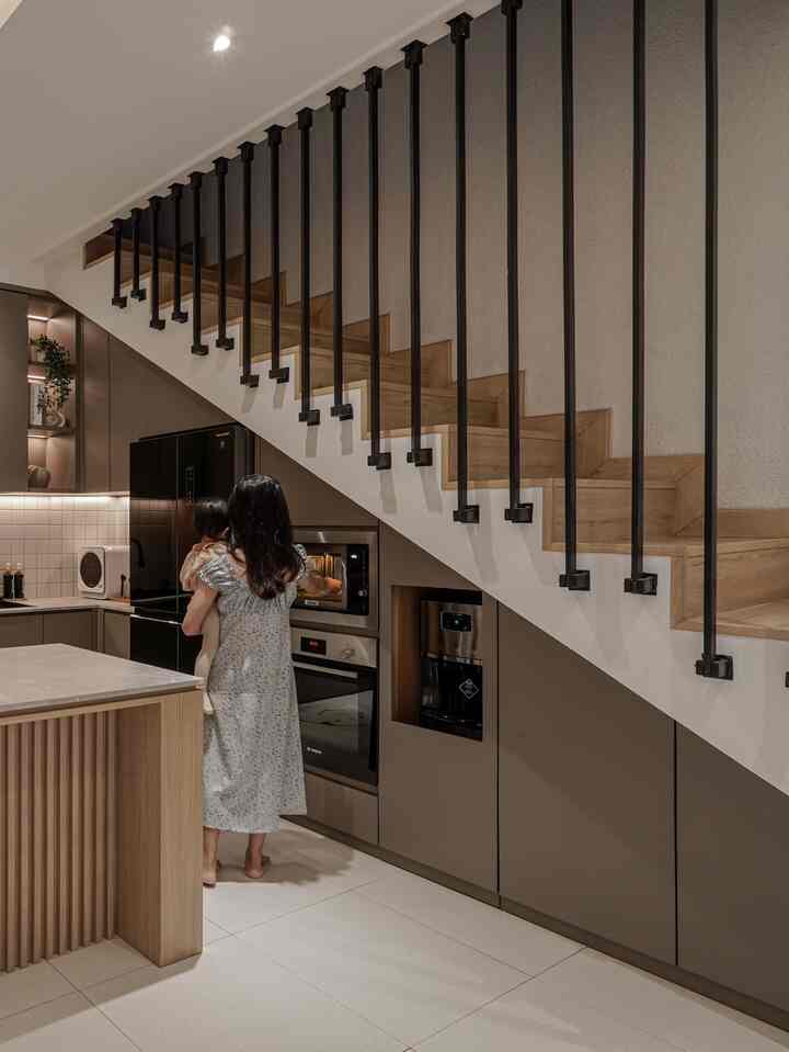 
階段下のスペースを有効活用しましょう！階段下のスペースを最大限に活用し、キッチンツールやキッチン家電を収納します。アイテムは整理されており、乱雑ではありません。 HPLの選択には、チョコ色のアイカを使用し、内装仕上げには木材要素と組み合わせます。私たちのキッチン家電も同じ色調の黒を選びました。

#HPL仕上げ #SudutBawahTangga #InspirasiSudutBawahTangga #KabinetBawahTangga #KitcahenAppliance