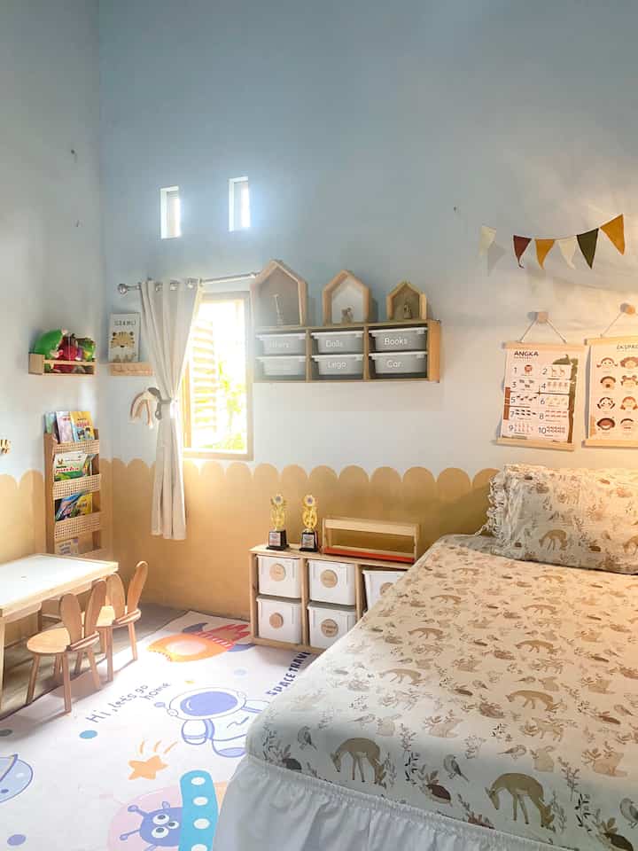 Ini caraku dekorasi kamar anak agar terlihat cozy dan rapiih
✅ bikin DIY curve di tembok sendiri dengan warna earth tone
✅ tambahkan karpet motif anak agar anak main dengan nyaman
✅ tambahkan storage mainan anak agar rapi dan mengajarkan anak beberes setelah mainan
✅tambahkan rak gantung buku untuk ruangan yg sempit agar tidak terkesan bulky

#kamarnak #kamarbermain #stylingkamaranak #dekorasikamaranak #inspirasikamaranak #makeoverkamaranak #dekorasilowbudget