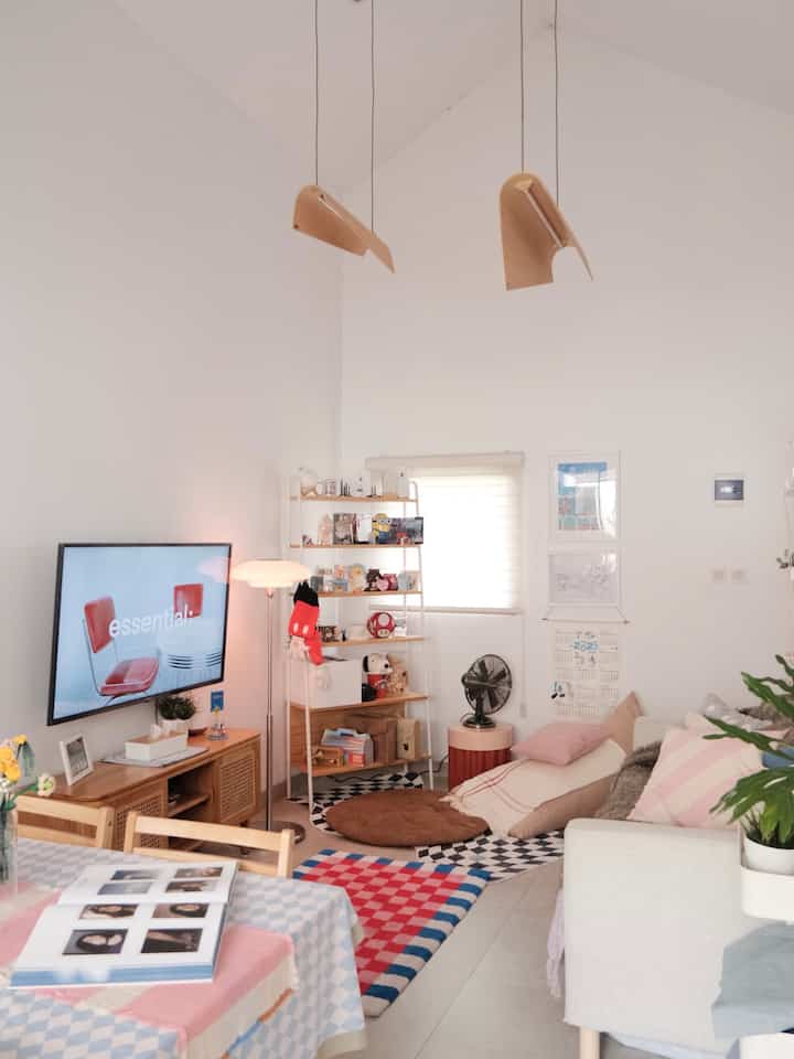 This living room is dominated by natural wood furniture and white walls. We chose neutral colors so that we can include colored elements in decorative elements such as textiles, clocks, and other accessories that can be changed according to the desired theme ✨

📐Living Room Area = 3x5m

#StandingLamp #Rugs #BeanBag #StylingRuangTamu #DekorasiLivingRoom #InspirasiLivingRoom #LivingRoomInspo