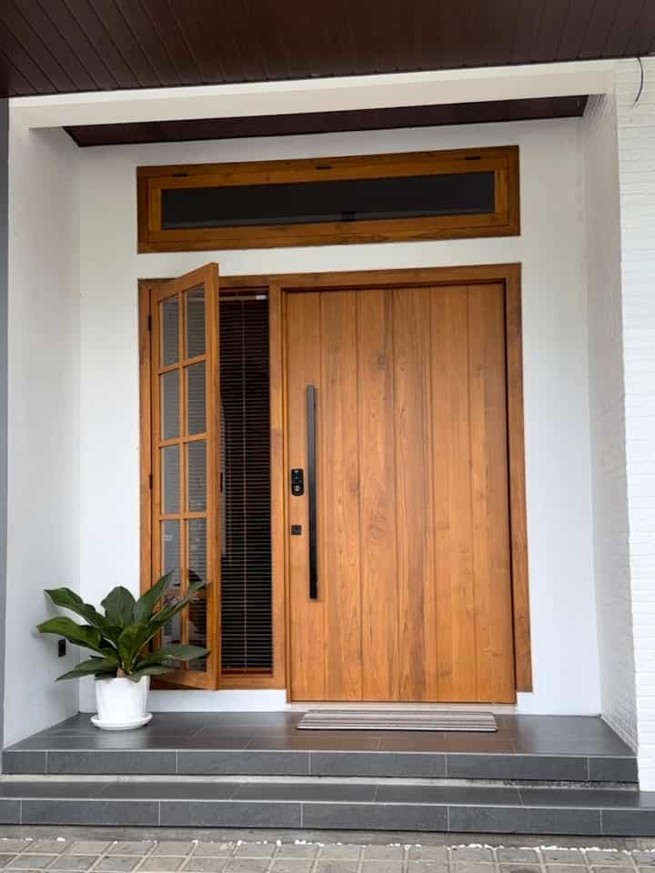 Ini teras di ceirabox. Ukurannya cuma 3m x 1m. Untuk pintu dari kayu jati dengan ukuran 123cm x 231cm. Bagian atas dibuat jendela yang bisa dibuka tutup untuk ventilasi.
Tembok samping kanan sebenernya keramik yang di cat biar looksnya lebih nyambung dengan warna fasad. Lantai teras sengaja pakai granit dengan tekstur matte agar tidak licin yang dipasang dengan model susun bata.


#catrumahminimalis #plafonwpc #detailteras #inspirasiteras #pintukayujati #terasminimalis