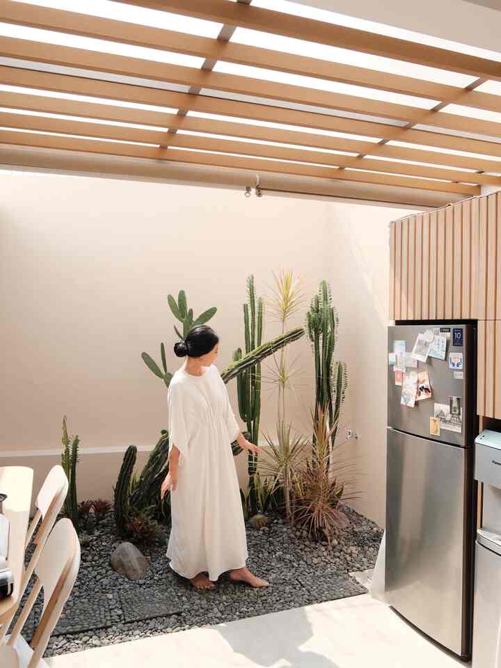 Di luas tanah berukuran 85m2 ini kami mengusahakan tetap menyisakan lahan untuk ruang terbuka hijau, di area ini kami tanam berbagai jenis kaktus yang cenderung tanaman low-maintenance tetapi tetap bisa menambah nilai estetika🌵

Area terbuka hijau ini juga berfungsi supaya sirkulasi udara dan sinar matahari tetap bisa masuk ke dalam ruangan dan membuat ruangan lebih terang sehingga lebih hemat energi karena di siang hari tidak perlu menggunakan lampu✨

#LandscapeInspo #TamanBelakang #TamanKering #TamanMinimalis #MiniGarden #MiniGardenStyling #MiniGardenInspo