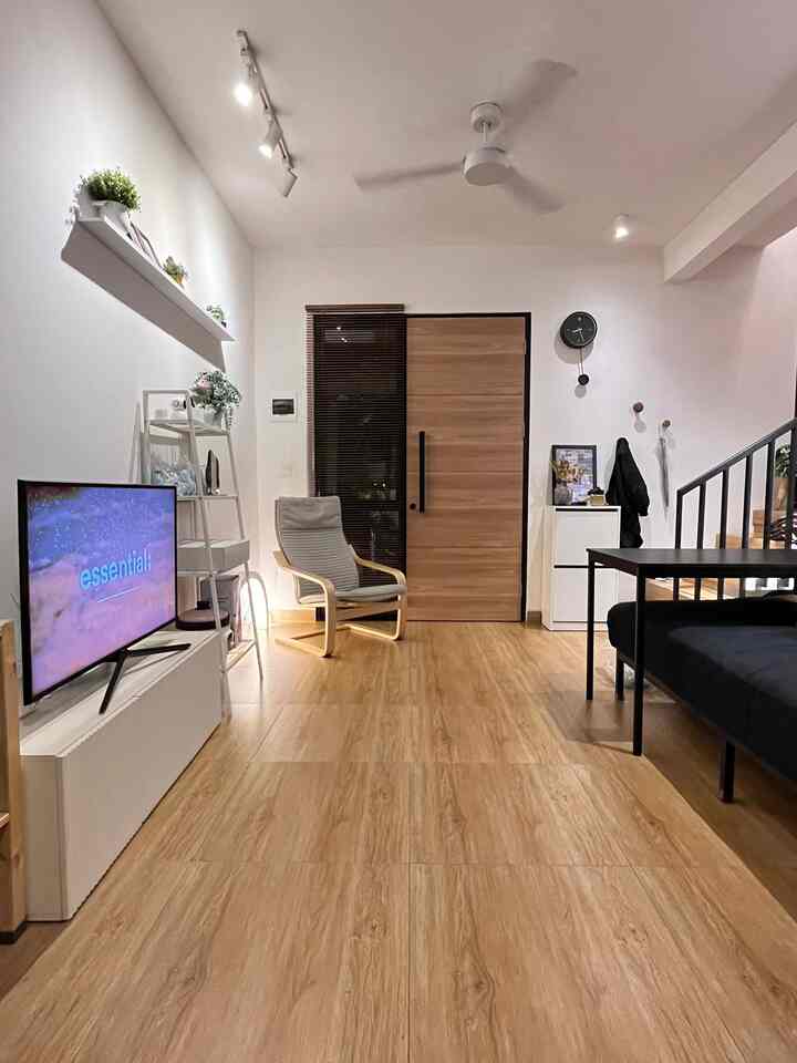 Living room bukan sekadar tempat untuk tamu tapi juga berkumpul bersama keluarga! Tempat dimana keluarga saling bercengkrama dan bersama. ❤️
Setiap sudut rumah bisa menjadi tempat penuh cerita, termasuk living room! Aku memilih warna-warna hangat dan furnitur minimalis supaya ruangan terasa lebih cozy dan welcoming. Bagaimana dengan kamu? Yuk, share cerita di balik dekorasi ruang tamumu!
Luas Ruang Tamu: 2.5x4 meter


#Keramikkayu #mejaTV #kipasanginplafon #kursisantai #rakpajangan #kabinetsepatu #StylingRuangTamu #DekorasiLivingRoom #InspirasiLivingRoom