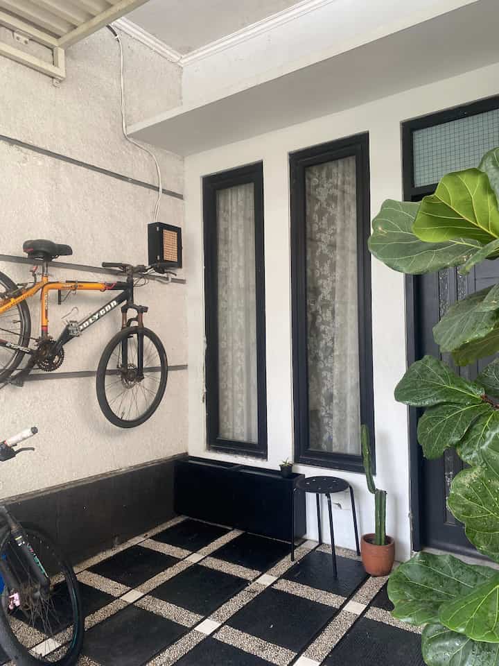 Ini adalah sebagian dari carport yang menyatu langsung dengan taman kering. Dibuat sesimpel mungkin agar mudah juga maintenancenya. 

#rumahminimalis #rumahdeveloper #rumahopenspace #openspace #tamankering #idecarport