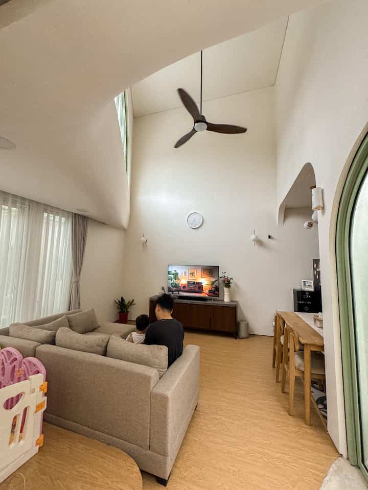 🛋✨ Ruang tamu: tempat ngobrol, nonton, quality time, rebahan, dan kadang… tempat kerja dadakan! Apalagi kalo lagi banyak orderan jastip. Hihi 🤭💻

Setiap sudut rumah bisa menjadi tempat penuh cerita, termasuk living room! Aku memilih warna-warna hangat dan furnitur minimalis supaya ruangan terasa lebih cozy dan welcoming. Gimana nih kalo kamu? Yuk, share cerita di balik tata letak ruang tamumu! ✨

💡 Tips buat kamu:
✅ Gunakan warna netral biar gampang dipadu-padankan
✅ Kamu bisa tambahkan karpet biar makin cozy (karpet kami sementara masih di laundry jadi belum kepasang lagi🤭)
✅ Pilih furnitur yang multifungsi biar nggak makan tempat!

Untuk semua spill productnya, klik blue plus button di postinganku yah! 👀💙

#SofaMinimalis #CatRumahMinimalis
#WarnaCatRumah #OpenSpaceLivingRoom #HomeInspo #HomeDecor #StylingRuangTamu #DekorasiLivingRoom
#InspirasiLivingRoom