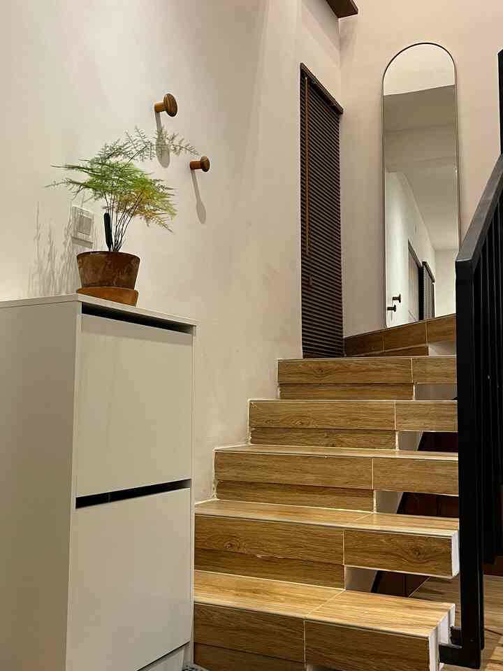 Area hallway yang paling sering dilewat, karena hanya satu-satunya area tangga dirumah hehehe



#Hallway #Areatangga #raksepatu #cerminarch #cermincantik #Hookwood #Gantunganjaket #woodenblind #pottanaman