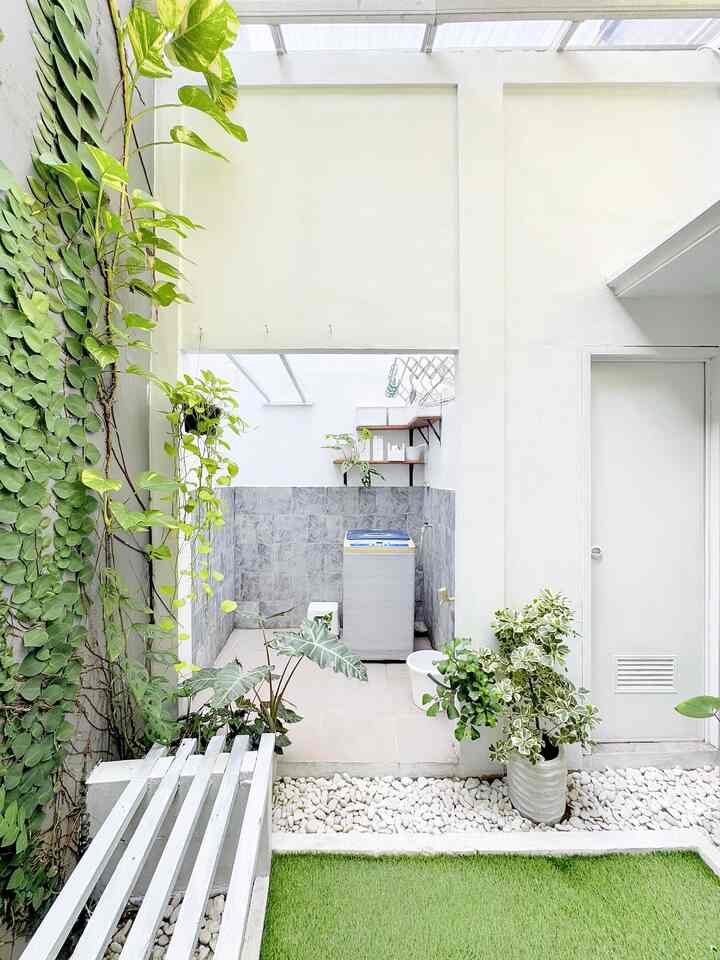 🔆 Low Budget Laundry Room 🔆

Laundry room yang ukurannya hanya 160x150 cm ini terletak di area backyard rumahku, tepat ada di sebrang kamar utama.

Apa saja yang low budget di sini?

1. Keramik dinding dan lantai aku beli di cikuda, pusatnya keramik dan granit murah, karna di sana ada keramik dan granit yang tidak lulus QC pabrik, jika hanya untuk area laundry sepertinya gapapa kalo keramiknya kurang presisi, ehehehe.

2. Mesin cuci ini umurnya sudah nyaris 10 tahun, warnanya sudah pudar dan menguning, jadi aku lapisi badannya dengan wallpaper sticker yang harganya murah, lumayan lah ya looknya.

3. Atap laundry room ini menggunakan fiber yang harganya jauuuhh lebih murah daripada atap transparan lain. Memang sih umurnya tidak selama yang mahal, tapi untukku saat ini sudah cukup. Atap fiber sebelumnya alhamdulillah tahan 5 tahun lebih.

4. Tiang jemuran yang memanjang sebelah kiri itu terbuat dari baja ringan sisa atap, lalu dicat putih, bisa deh buat menjemur, wkwkwkwk.

5. Karena belum ada budget untuk cabinet atas, maka aku menggunakan ambalan kayu sebagai tempat penyimpanan.

6. Box penyimpanan putih yang ada di barisan atas itu adalah box bekas ice cream, banyak dijual di e-commers lho!

Low budget tapi aesthetic? Bisa doooonggsss~~~

#LaundryRoom
#LowBudget
#Mesincuci
#JemuranLipat
#KeramikLantai
#KeramikDinding
#KeramikKasar
#Ambalan
#Storage
#AtapFiber