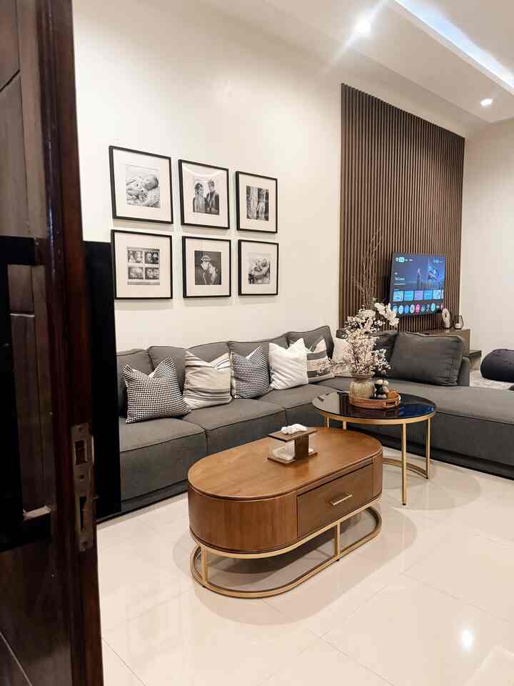 Mendesain living room dg style minimalis menggunakan sofa L (7seater) dan menempelkan kolase frame foto Black & White. Selain itu menambahkan benerapa Dekorasi di meja yg bersifat natural. Perpaduan furniture berwarna abu2 dengan meja kayu ternyata menciptakan nuansa tegas namun tetap warm.  #sofaminimalis #mejajati #lantaigranit #frameminimalis #framefoto #inspirasisofa #livingroom #StylingRuangTamu #DekorasiLivingRoom #InspirasiLivingRoom