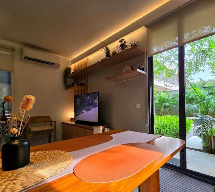 #mejamakankayu #bangkukayu #kursikayu #sofabed #sofa #sofaminimalis #stylingruangtamu #dekorasilivingroom #inspirasilivingroom ruang tamu slash ruang tv slash meja makan, selain bisa buat interaksi, pastikan ruangan ini juga berfungsi dengan baik, juga cozy. Tipsnya adalah, apabila ingin menggunakan barang yang bercorak, pastikan masih sesuai dengan palet warna yang diinginkan, jadi akan terkesan nyambung dan tidak bikin “riweuh”. Lalu pilihlah yang berfungsi namun tidak makan tempat banyak seperti sofa bed untuk 3 orang, lalu kursi kayu yang kayunya tidak terlalu tebal. 