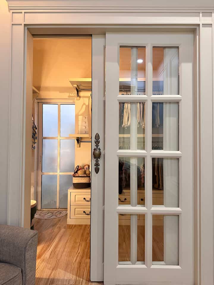 Tidak hanya sebagai tempat penyimpanan pakaian saja tapi juga sekaligus menjadi ruang rias di kamar tidur utama, dengan dimensi yang terbilang kecil tapi cukup banyak bisa memyimpan pakaian, tas, dll

#inspirasiwardrobe #stylingwardobe #miniwardobe #cat #plavonpvc #livewithkids #bandaaceh