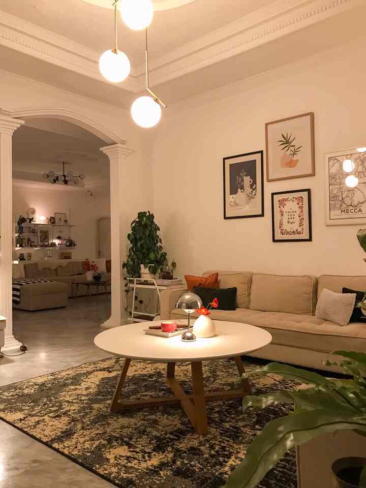 Suasana malam di ruang tamu. Semua lampu menggunakan bohlam putih hangat untuk menciptakan suasana yang lebih nyaman.

#ruangtamu #nightvibe #indoorplants #ikea #ikeahome #lightingidea #livingroom 