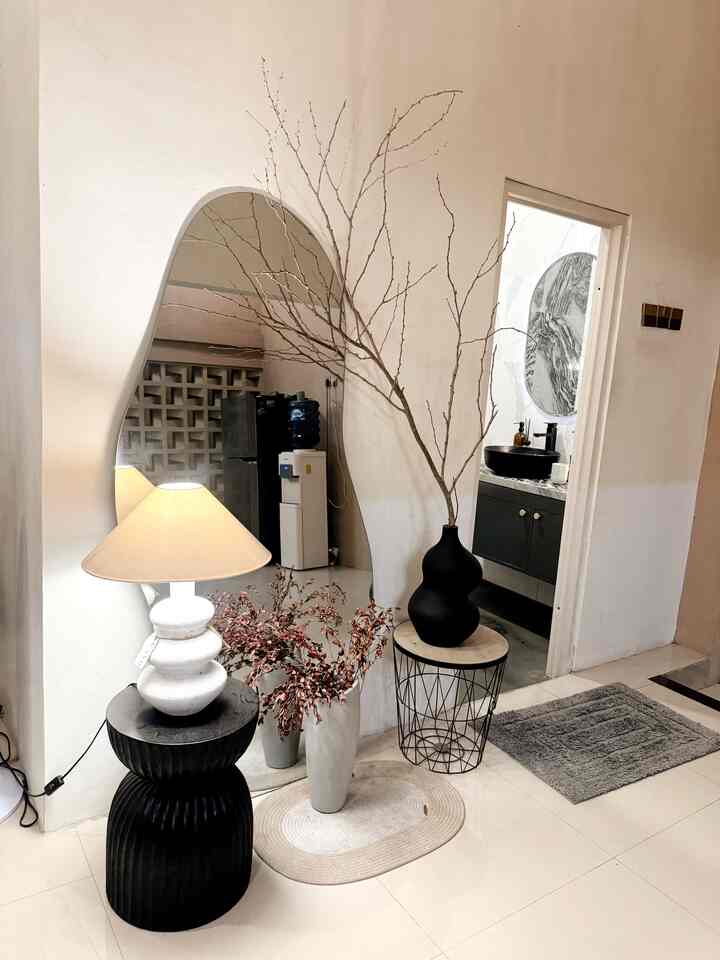 Area perantara antara living room dan kamar-kamar di rumah. Dekorasinya dg meletakkan cermin estetik full body, stool, vas custom dan table lamp. Tepatnya di depan kamar mandi utama. Corner favorit kami untuk selfie sebelum berpegian. #cerminestetik #tablelamp #fullbodymirror #lampuikea #lorongrumah #kesetdapur #stool #vascustom