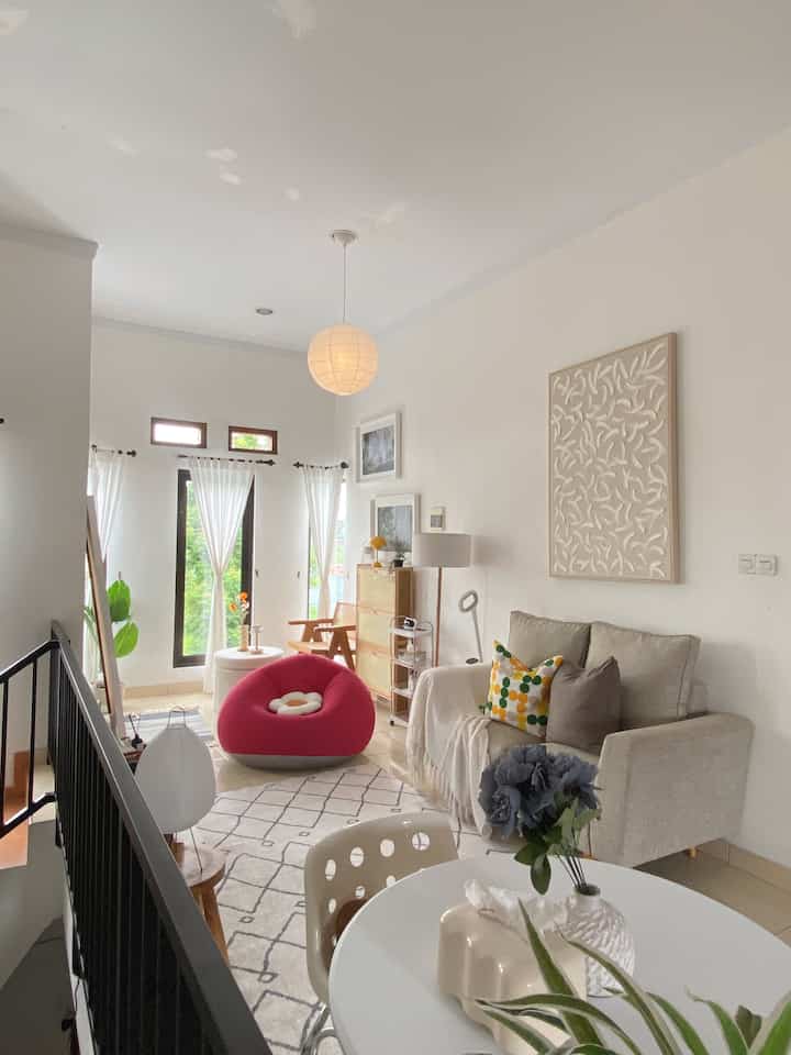 Tone dari rumah ini tuh white and wood, tapi gapapa dong kasih sentuhan warna warna yaa biar makin asik gitu diliat 😍 

Sebelumnya sih sukanya main aman tapi lama lama kok kaya monoton yah 😂 akhirnya aku tambahin deh di printilan printilan berwarna di bantal, lampu kecil, dll 

Biar terkesan luas aku tambahkan juga standing mirror di dekat jendela , dan biar makin cantik tambahin lampu gantung dan beberapa lampu kecil disini biar saat malam lebih warm moodnya 

#standingmirror #lampugantung #sofa2kursi #karpetruangtamu #lampuikarie #wallart #gordenlinen #bantalsofa
#stylingruangtamu
#dekorasilivingroom
#inspirasilivingroom

