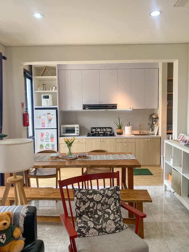 Melihat rumah segehouse dari beberapa sisi. Saat masuk ke rumah kami , karna menerapkan open space jadi semua area langsung terlihat semua karna tanpa sekat pembatas

Area yang sangat menonjol yaitu dapur dengan full kabinet , ini bisa langsung di lihat saat masuk ke dalam rumah 

Melihat ke arah kanan , kami menaruh semua dekorasi rumah dalam satu baris. Seperti rak , serta segala hiasan dekorasi

Melihat dari arah dapur , seperti yang di jelaskan kami menerapkan konsep open space . Jadi pov yang di lihat dari arah dapur adalah area ruang tamu/ruang keluarga (biasanya sambil berkegiatan masak kami dapat melihat anak-anak menonton tv)

Dan dari arah dapur juga kami bisa langsung melihat area maja makan dengan view ke arah taman dengan jendela besar yang kami miliki

Meskipun area tebatas kami sangat memaksimalkn semua sisi dirumah kami

#openspace
#openplan
#sudutrumah
#inspirasirumah
#kontemporer
#segehouse