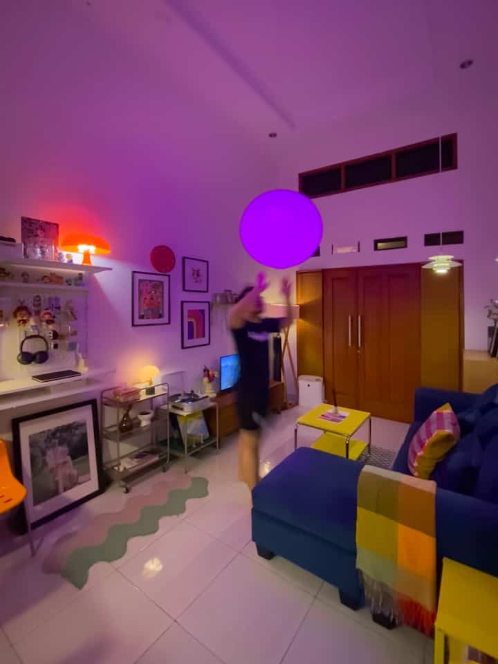 Pemilihan cahaya dan pemakaian lampu yang tepat jadi salah satu cara styling pada area ruang tamu kala malam hari ✨🏮💡

Seperti pada rumah kami yang memakai beberapa mood lamp dengan pencahayaan yang bisa disesuaikan

Kami memakai kap lampu berbentuk lampion dengan bohlam dari WiZ Lighting yang bisa diganti warna cahayanya sesuai mood, misalnya ungu untuk memberi kesan hangat nan romantis 💜 

Kemudian penempatan mood lamp lain dengan pencahayaan warm light di beberapa sudut ruangan

Styling pencahayaan lampu seperti ini bisa jadi ciri khas dari ruang tamu.

#LampuEstetik #LampuGantung #KursiMinimalis #KarpetEstetik #SelimutSofa #StylingRuangTamu #DekorasiLivingRoom #InspirasiLivingRoom #MidcenturyModern