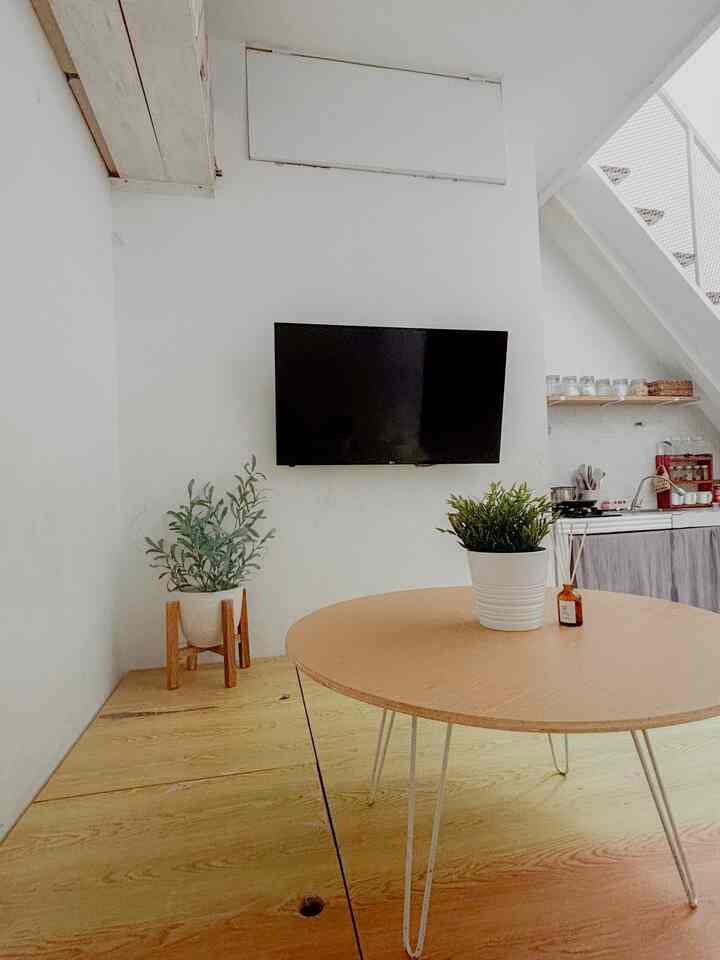 Ruang tamu ini bukan sekedar ruang untuk menerima tamu, karena jelas ruang tamu di rumah inii bisa jadi ruangan serbaguna. Bisa jadi tempat kerja dadakan, tempat kumpul keluarga dan masih banyak lagi kegunaannya. Karena rumah inii adalah rumah tumbuh, jadi memang semua ruangannya belum tertata sempurna. Jadi buat kalian yang masih bertumbuh, mungkin ini bisa menjadi inspirasi, Membuat dipan serbaguna. Bisa di gunakan untuk alas duduk alas tidur, bisa juga di gunakan untuk menyimpan barang, yang jelas hemat tempat. Karena custom jd ukurannya pun bisa di sesuai kan dengan luas ruangan kalian. Karena jujur saja, untuk rumah semungil ini (LB 20 meter persegi dengan mezanin 10 meter persegi) menggunakan sofa bisa membuat ruangan terkesan lebih sempit. Jd yaa ini salah satu solusinya ✨
Untuk beberapa dekorasi itu sebagai pemanis saja, agar ruangan ini tetap nyaman dan indah di lihat ..
Salam semangat dari living room rumah tumbuh kami 💐
#WarnaCatRumah #PlavonPVC #HiasanRumah #PotBunga #StylingRuangTamu #DekorasiLivingRoom #InspirasiLivingRoom
