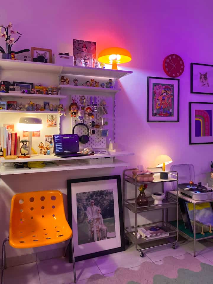 Salah satu sudut di rumah kami yang difungsikan sebagai area kerja 🧑‍💻

Space ini sebenarnya masih bagian dari area ruang tamu, kami pun mencoba memaksimalkan space ini jadi mini working space yang disusun dari rak ambalan dan kerangka besi berbagai ukuran

Selain tempat kerja, kami jadikan space ini tempat memajang sejumlah koleksi figurine, art toy, kamera, dan barang koleksi lainnya

Tujuannya agar space ini lebih cheerful dan tidak penat saat bekerja ✨

#RakAmbalan #LampuMejaKerja #KursiEstetik #KoleksiMainan #MidcenturyModern #MejaKerja #RuangKerja