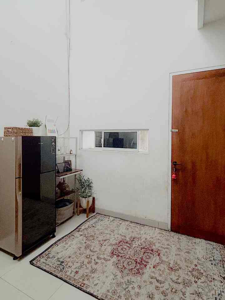 Hallo, ini adalah sudut kosong di rumah inii. Sudut ini kami manfaat kan untuk menyimpan beberapa perabot yang sudah tidak kebagian ruang 🤣 seperti kulkas dan rak besi serbaguna. Agar rumah mungil kami tetap terlihat luas, jd semua parabot yang ada di rumah inii kami simpan di sudut sudut ruangan. Jd lahan kosong nya bisa kami gelar karpet, untuk bersantai atau misal ada tamu yang ingin duduk di bawah. Walaupun dengan barang seadanya, tp sudut ini tetap indah di pandang bukaaan. Jadi untuk rumah kami yang ketika pintu terbuma semua sudut terlihat, jelas sudut ini tidak mengganggu pandangan kita sama sekali ✨
Buat kalian yang punya sudut kosong, bisa juga di tata seperti sudut di rumah inii. Dengan tambahan rak dan beberapa storage membuat kumpulan barang barang ini tetap terlihat ringkes dan rapih. 
Walaupun sederhanaa, semoga menginspirasi ✨

#RakBesi #KarpetEstetik #PojokRuangan #TempatMenyimpanBarang #Storage #DekorasiPojokRuangan #InspirasiDekorasi