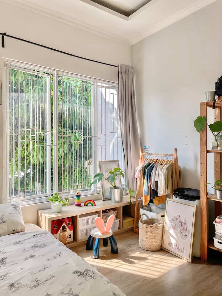 Furniture & Material Kids Bedroom🛏️✨

Ada yang bilang tidur tanpa dipan pada anak-anak bisa bikin PNEUMONIA?? Masa iya? Ternyata setelah membaca beberapa jurnal medis hal ini tidak berhubungan ya. Banyak anak-anak di Asia terutama Jepang dan Korea mereka dari kecil tidur dengan kasur lipat bahkan di musim dingin. Jadi yang menyebabkan infeksi pernapasan bukanlah paparan dingin harus dibedakan dengan alergi. Penyebab utama pneumonia anak adalah virus, bakteri dan jamur terutama pada seprei yang kurang hygienis, memakai furnitur yang mudah berjamur, dinding kamar yang berjamur (MOLD), kurangnya cahaya matahari yang masuk ke dalam kamar.
Berikut beberapa furniture yang saya pakai:
✨Cat Tembok ~ Dulux EasyClean dengan KidProof+ Technology yang dilengkapi dengan formula Anti-Bakteri.
✨Bedding set yang Hypoallergenic
✨Bookcase dari kayu solid yang tahan jamur
✨Lantai SPC tanpa lem toxic

#WarnaCatRumah #SepreiAnak #LantaiSPC #RumahRamahAnak #MaterialRamahAnak #ChildFriendlyHome