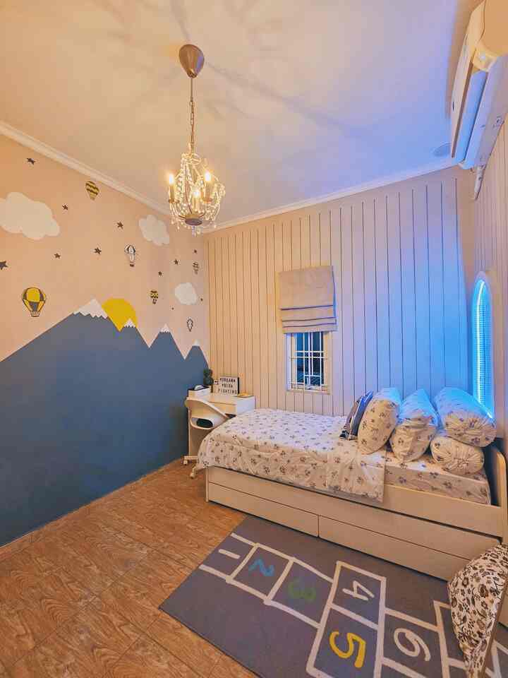 
‼️ Material dan Furniture Ramah Anak

Semua furniture dan material yang ada di kamar anak rumah casadeharsa ini dipilih dengan menggunakan material dan furniture yang nyaman dan aman untuk anak. 

✅ Mural yg kami gambar sendiri pada dinding kamar anak ini menggunakan cat yg washable 

✅ Ranjang bertingkat dipilih yang bisa digunakan untuk kasur kedua, dan juga terdapat tempat penyimpanan dibawahnya untuk menyimpan mainan anak/selimut

✅ Penutup jendela menggunakan roller blind agar tidak terlalu banyak debu sehingga lebih aman untuk anak dibanding jika menggunakan gorden

#keramiklantai #catdinding #lampugantung #mejabelajar #kursibelajar #kursikerja #rumahramahanak #materialramahanak #childfriendlyhome