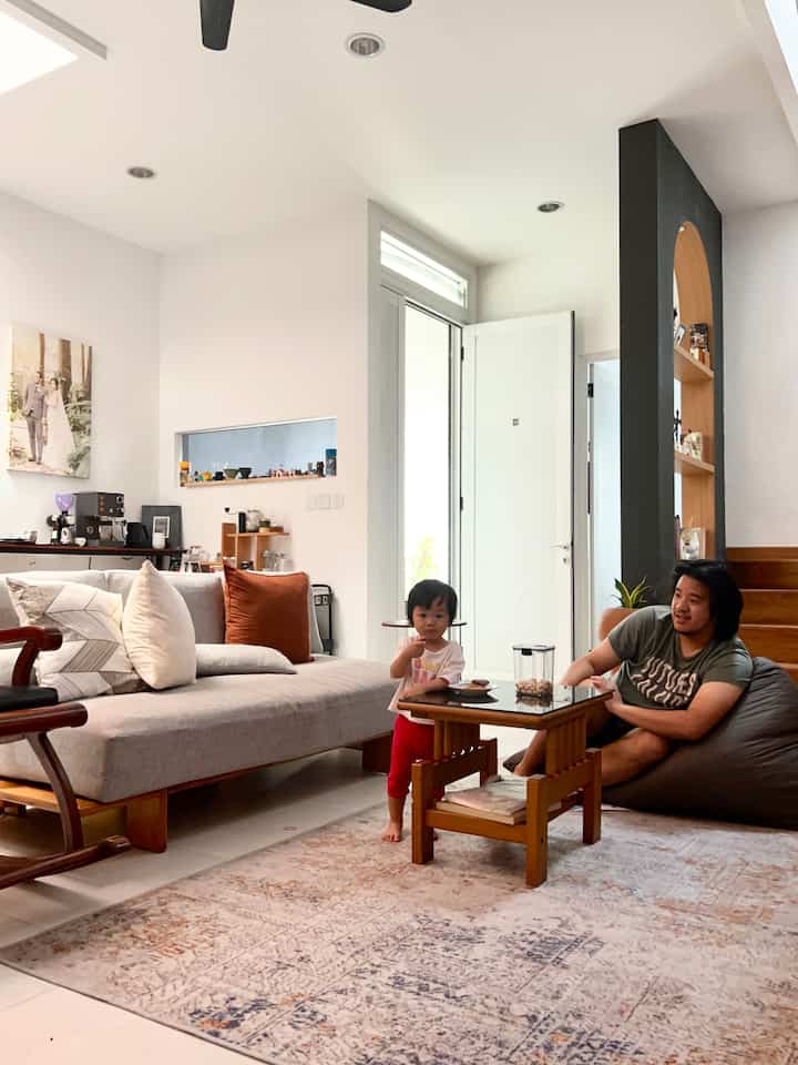 Momen favorit adalah weekend pagi hari karena saatnya berkumpul bersama keluarga di living room. Cahaya matahari pagi yang masuk dari area void ke open living space kami terasa hangat.

Hari biasa kami hanya bermain dengan anak sebelum berangkat kerja dan pulang kerja saja. Untuk Sabtu Minggu bisa full day bersama anak, membuatkan breakfast dan makanannya, bermain, dan bersantai. 

Selain living room, spot favorit baru keluarga kami bersama anak yaitu di area rooftop. Dengan area rumput sintetis dimana anak2 bisa lari-lari dan bermain bola, selain itu kami manfaatkan juga untuk sekalian berjemur. ☀️

#LivingRoom #Karpetabstrak #Furniturekayu #Sarungbantal #SofaMinimalis #Japandi #midcentury #TropicalHouse #MomenDiRumah #InspirasiDekorasi #RuanganFavorit #Rooftop #Roofgarden