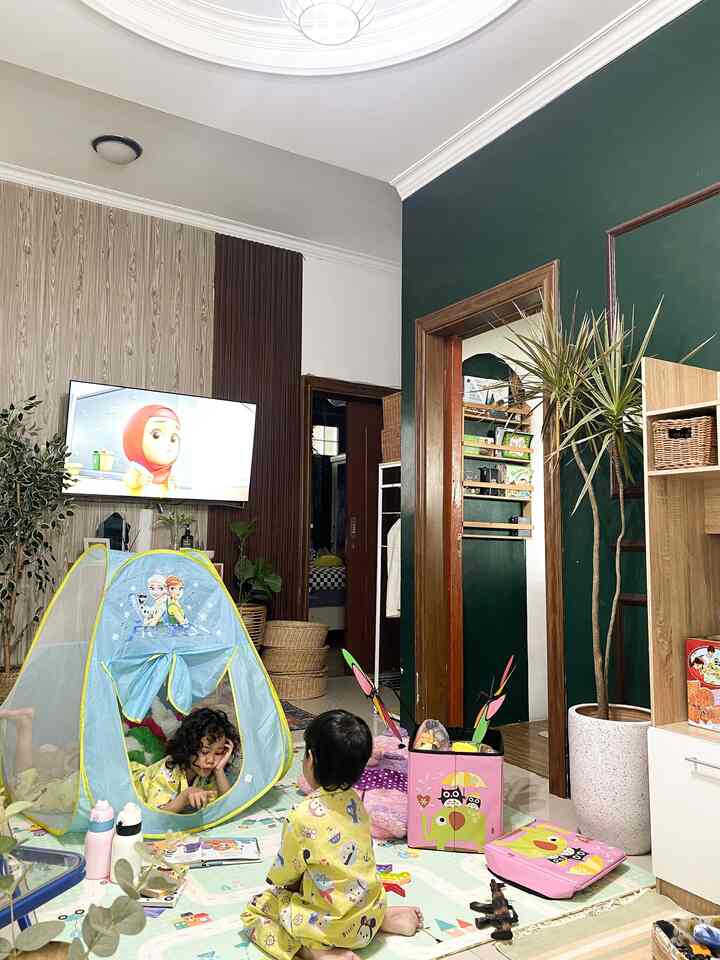 Hallo Assalamu’alaikum semua 🫶🏻

Di ruang tamu ini, anak-anak menghabiskan waktu dan bermain dengan bebas. Maka dari itu, tips material dan furnitur ramah anak yang kami gunakan di rumah agar si kecil betah bermain dengan nyaman dan aman:
1️⃣ Karpet atau playmat empuk – Melindungi anak dari benturan saat bermain di lantai.
2️⃣ Furnitur dengan sudut tumpul – Mengurangi risiko cedera saat anak bergerak aktif.
3️⃣ Penyimpanan tertutup dan terorganisir – Menggunakan box dan rak dengan sistem penyimpanan yang rapi agar mainan tidak berserakan dan mudah dijangkau anak.
4️⃣ Bahan kayu & anyaman alami – Lebih aman dibandingkan bahan kaca atau besi yang keras.
5️⃣ Tenda kain ringan – Memberikan ruang bermain seru tanpa risiko benda berat.
6️⃣ Tanaman indoor aman – Menambah kesegaran ruangan tanpa membahayakan anak.

Dengan pilihan material yang tepat, ruang tamu bisa jadi tempat yang multifungsi—nyaman untuk bersantai sekaligus aman untuk bermain!🫶🏻💞✨


#playmat #keranjangmainan #rakpenyimpananmainan #rakbukuanak #tumahramahanak #materialramahanak #childfriendlyhome 
