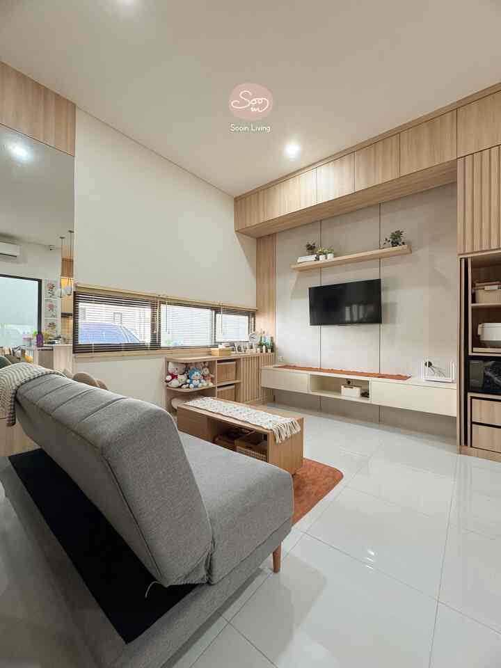 Kenapa aku pakai paduan warna ivory dan coklat muda di living room ku? Karena agar terlihat luas. Warna cerah menciptakan kesan yang luas jadi makanya aku pakai paduan warna ini.
Untuk kabinet sengaja dipasang sampai plafon agar plafon tidak sepi dan untuk digunakan sebagai gudang (karena kami gak punya gudang).
Untuk sofa, kami masih menggunakan sofa bed karena kami masih ada anak kecil, jadi sangat butuh sofa bed di lantai 1 karena kami tidak ada kamar di lantai 1. Begitu aja sih cerita dibalik Living Room ini🫶 semoga bisa jadi inspirasiii ..
#StylingRuangTamu #DekorasiLivingRoom #InspirasiLivingRoom #SofaMinimalis #LivingRoomJapandi #LivingRoomMinimalis #RekomendasiSofabed
