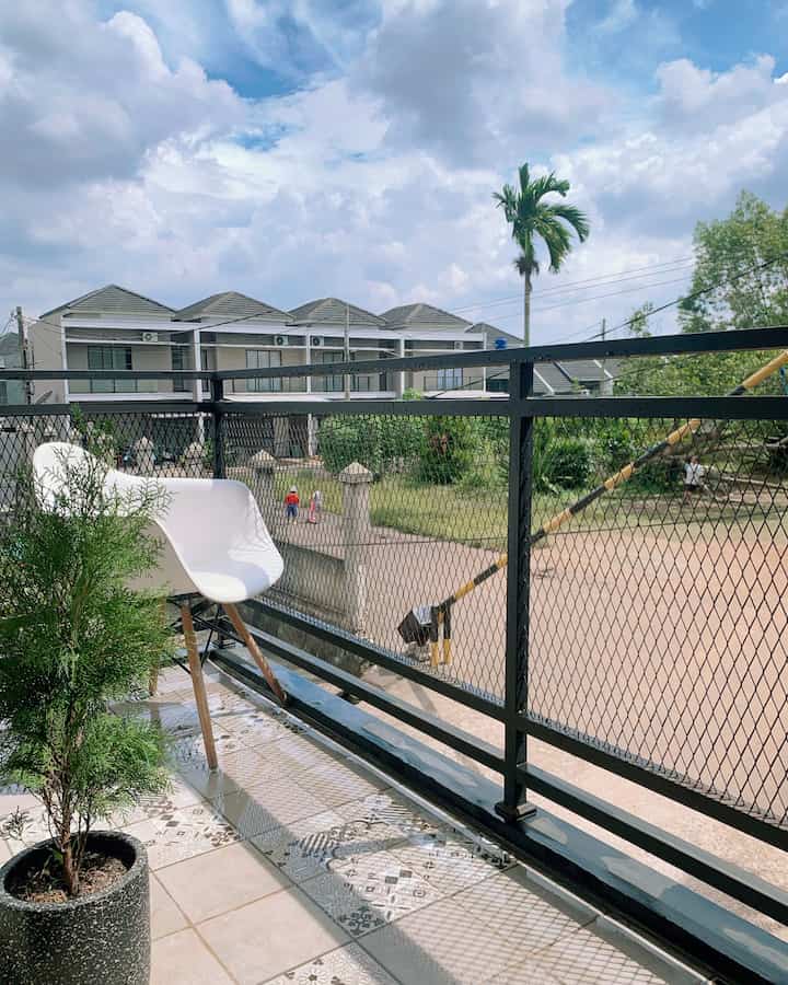 Area balkon dengan lebar 1,5 meter ini jadi spot favorit duduk santai sambil berjemur. Karena rumah menghadap ke timur, cahaya matahari melimpah di pagi hari

#balcony #balkon #balkonminimalis #railingbalkon #balkonindustrial #rumahindustrial