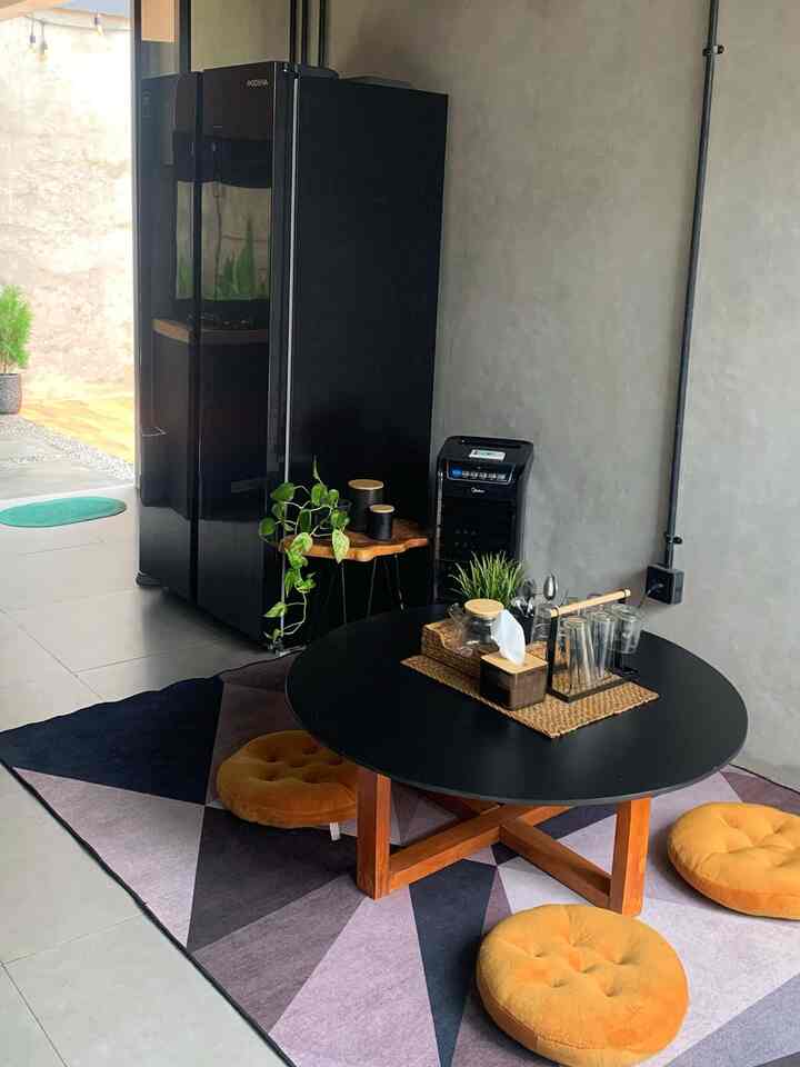  Di rumah kami nggak ada meja makan seperti pada umumnya. Meja makan dibuat lesehan ala Jepang.

#diningroom #diningroomideas #diningroominspo #ruangmakan #ideruangmakan #inspirasiruangmakan #mejamakan #mejamakanlesehan
