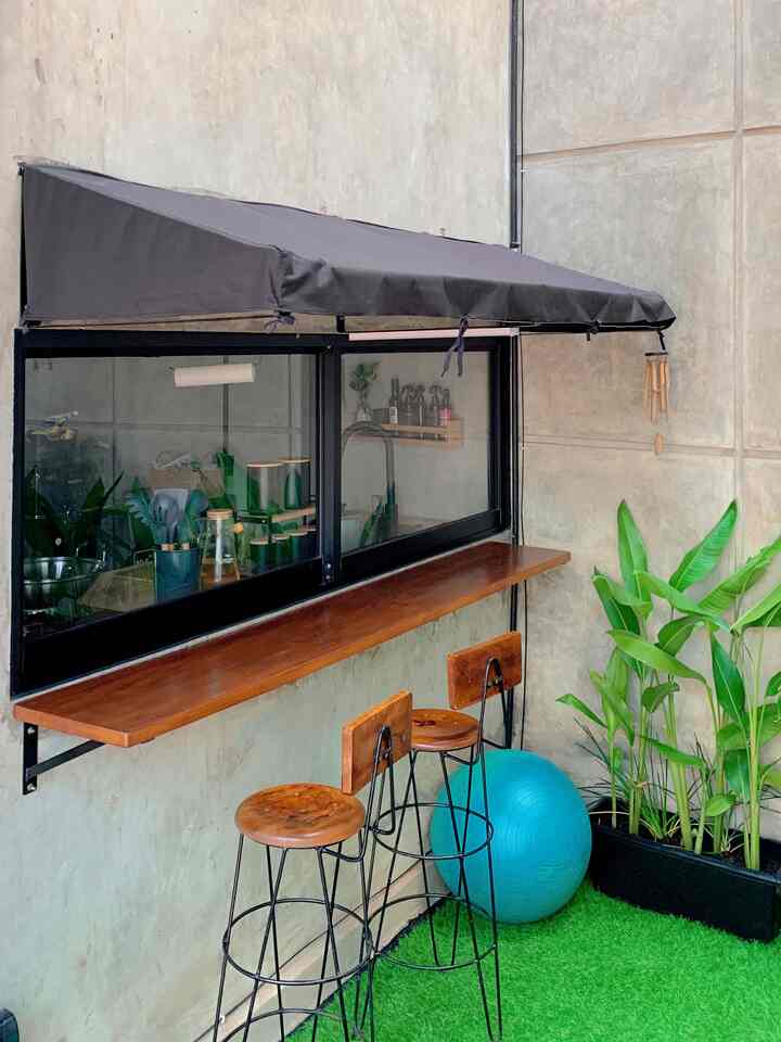 Meja bar yang langsung menghadap dapur yang ada di area taman outdoor. Jadi tempat favorit buat santai sambil ngopi.

#kitchen #dapuroutdoor #mejamakan #mejabar #mejabardapur #rumahindustrial