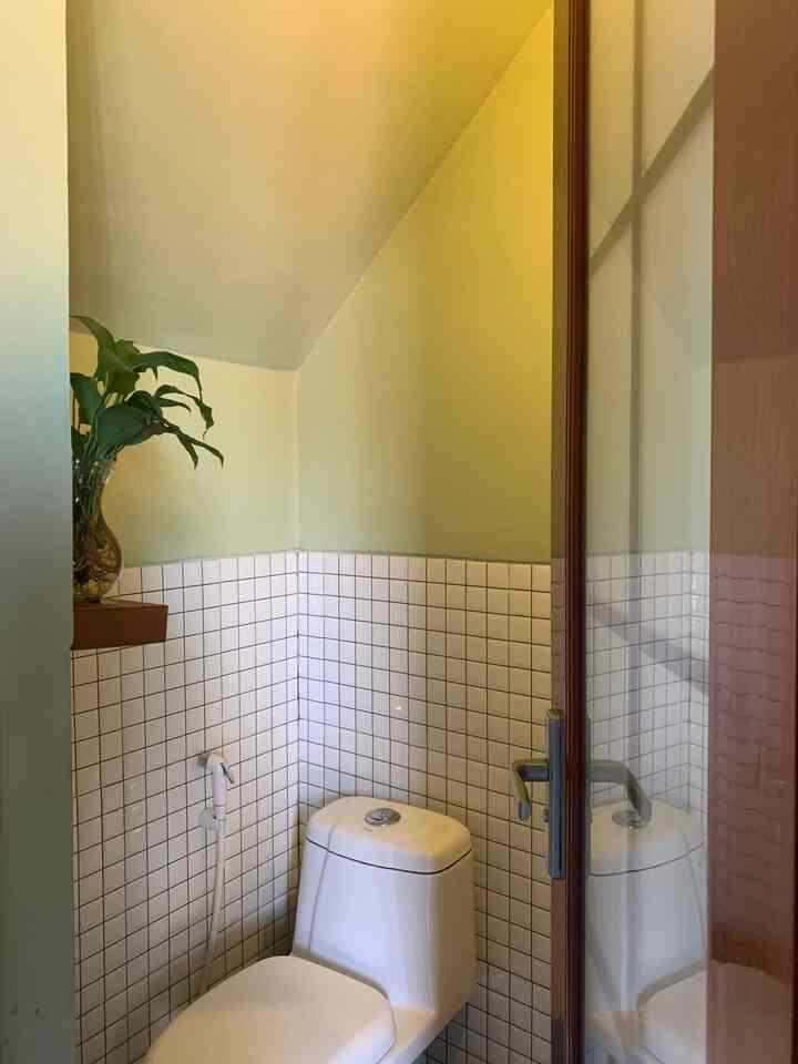 Memafaatkan area kolong bawah tangga yang cuma seukuran 1 x 1 meter, ini jadi powder room

#powderroom #toilet #kamarmandi #idetoilet #idekamarmandi #bathroom #bathroomideas #powderroomideas #kamarmandimungil