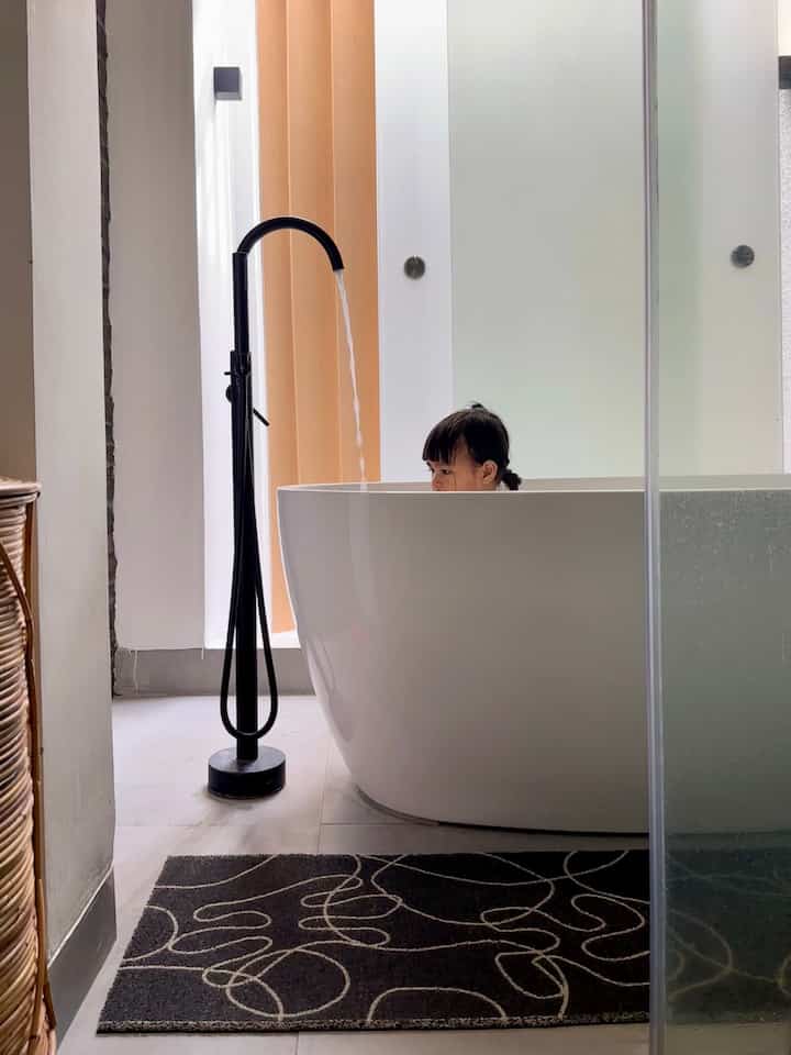 Anak-anak itu selalu penuh kejutan—tiba-tiba lari, tiba-tiba manjat, tiba-tiba tumpah. Makanya, rumah harus siap siaga! Bukan cuma soal desain yang estetik, tapi juga bahan dan furnitur yang bikin anak lebih aman dan orang tua lebih tenang.

✳️ Keset anti-slip di area kamar mandi dan ruang makan bikin langkah anak lebih stabil, nggak gampang kepleset. 

✳️ Meja makan? Sengaja pilih yang sudutnya tumpul biar kalau kepentok nggak bikin nangis lama. 

✳️ Sofa juga nggak asal pilih, pakai bahan leather sintesis yang gampang dilap kalau kena tumpahan makanan atau susu. 

✳️ Dan yang sering luput, tirai! Makanya pakai rainbow blind, lebih praktis karena nggak gampang nyimpen debu, jadi udara di dalam rumah lebih bersih buat si kecil.

Karena rumah yang nyaman buat anak, bikin orang tua lebih tenang!

#RumahRamahAnak #MaterialRamahAnak #ChildFriendlyHome #InspirasiDekorasiRumah #RumahNyaman #InspirasiHomeStyling #KesetAntiSlip #MejaMakan #SofaLeatherSintesis #RainbowBlind