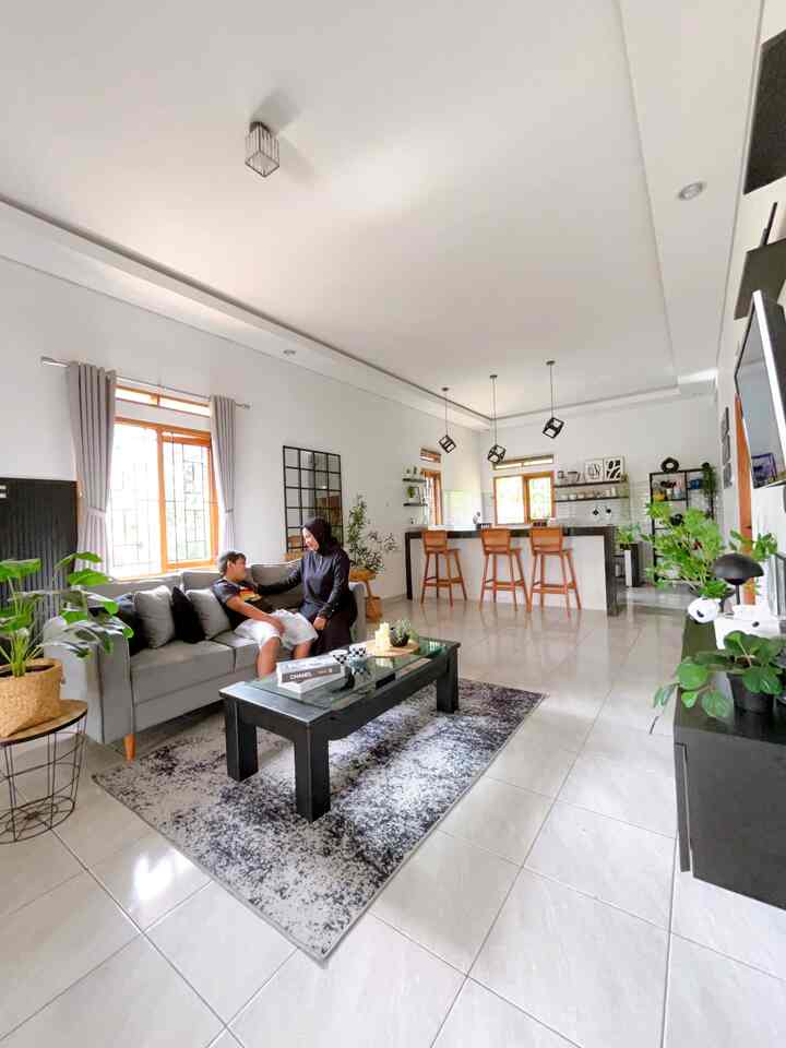 Yes ini adalah tempat fav kami karna hanya disini yang ada TV hehe. Disini kami bisa menghabiskan waktu nonton bersama. Meja gantung TV menjadi furniture yg istimewa disini karna membuat ruangan jadj lebih luas dan bawahnya mudan dibersihkan. Dan tentu saja kami mendapatkan ini di eccomerce. 

#bumigerrd #LemariTvGantung #KarpetAbstrak #SofaRetro #RumahOpanSpace #MomenDiRumah #InspirasiDekorasi #RuanganFavorit