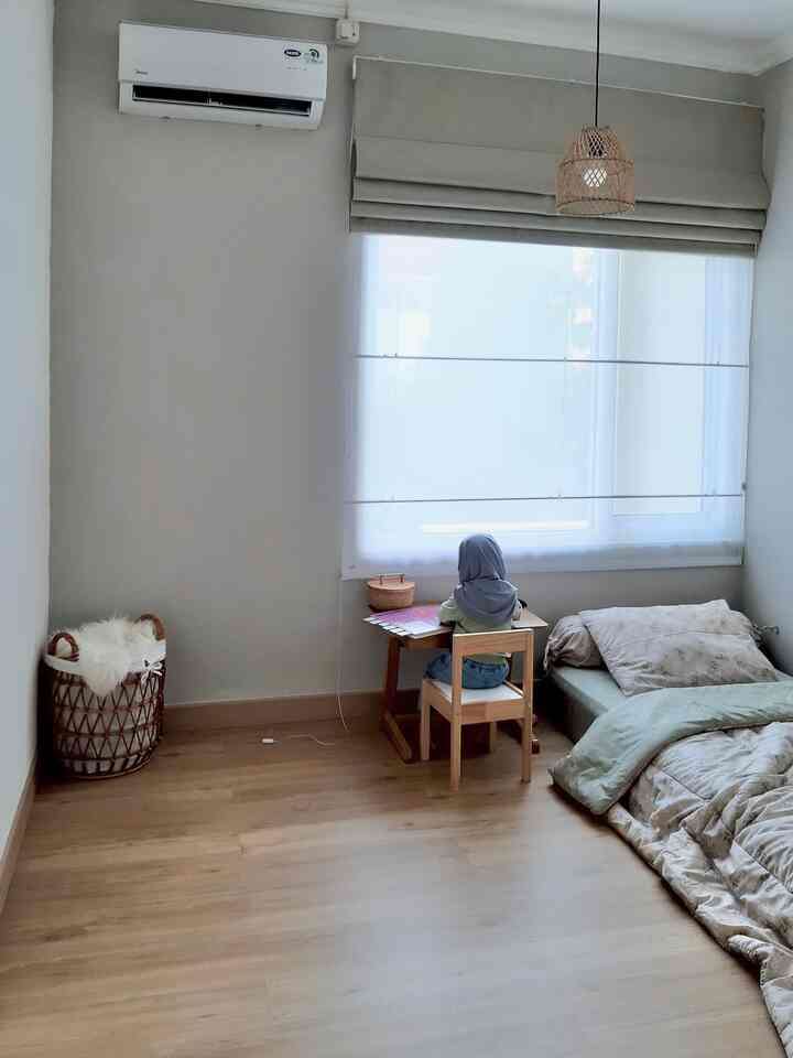 🍃Desain Natural Minimalis Bikin Anak Nyaman dan Betah di Kamar 🌼

Slide 1-3 Kamar anak minimalis dengan sentuhan sedikit furniture
Slide 4-6 Perubahan tatanan kamar seiring waktu berjalan dengan menambahkan furniture lebih besar
Slide terakhir kondisi kamar BEFORE

Natural Skandinavia
🩶 Warna Netral dan Lembut 
Dominasi warna abu-abu muda, putih, dan beige menciptakan suasana yang tenang dan nyaman, khas gaya Skandinavia.

🩶Material Alami
Penggunaan unsur kayu pada lantai, meja, kursi, serta keranjang rotan memberikan kesan hangat dan natural.

🩶Furniture Fungsional dan Minimalis
Perabotan hanya ada meja, kursi, kasur lantai, dan keranjang penyimpanan, sesuai dengan filosofi minimalis yang menekankan fungsi tanpa dekorasi berlebihan.

🩶Pencahayaan Alami Maksimal
Jendela besar dengan vitras memanfaatkan cahaya alami, membuat ruangan terasa lebih terang dan segar.

🩶Sentuhan Ramah Anak
Meja belajar dengan sudut yang aman, kasur lantai tanpa ranjang, dan ruang terbuka memberi kebebasan bagi anak untuk bergerak dan beraktivitas dengan nyaman serta aman.

Material  Ramah Anak:
1. Lantai SPC Taco kode Valencia Oak
Memberikan permukaan yang lebih hangat dan tidak terlalu keras dibandingkan ubin atau keramik, mengurangi risiko cedera jika anak jatuh.

2. Cat Dinding Jotun Easy Wipe kode 1563 Lucerne
Dengan fitur mudah membersihkan noda membandel, rendah bau, rendah VOC dan anti jamur.

3. Penutup Jendela Roman Shade Blind Onna Indonesia 
Terdiri dari 2 lapis : vitrage dan blackout roman blade desain simpel, mudah dioperasikan hanya dengan menarik tali, dan mudah dibersihkan dengan vakum. Melindungi anak dari sinar matahari langsung dan memberikan privasi. Penggunaan material kain yang lembut juga lebih aman dibandingkan tirai dengan bahan keras.

Furniture yang Ramah Anak:
1.Meja dan Kursi Kayu
•Desain meja dan kursi dari kayu tanpa sudut tajam lebih aman bagi anak. Ukurannya yang kecil menyesuaikan tinggi tubuh anak sehingga ergonomis untuk kegiatan belajar.
•Seiring waktu berjalan, anak semakin besar dan membutuhkan meja kursi yang sesuai namun tetap aman ergonomis.

2.Kasur Lantai dengan Bantal Lembut
Penggunaan kasur tanpa ranjang (floor bed) sangat cocok untuk anak karena mengurangi risiko jatuh dari tempat tidur. Bantal dan selimut berbahan kain lembut juga menambah kenyamanan.

3.Keranjang Rotan dengan Lapisan Kain
Keranjang rotan digunakan untuk menyimpan barang agar lebih rapi. Lapisan kain di dalamnya mencegah anak terkena serat kasar dari rotan.
	
4.Lampu Gantung Rotan
Desain lampu dengan kap anyaman rotan memberikan pencahayaan yang hangat dan tidak terlalu terang, menciptakan suasana yang nyaman untuk anak.

5. Karpet Unik dan Bantal Bunga
Berikan karpet dengan desain lucu dan bantal berbentuk bunga yang empuk, dapat dipakai anak ketika duduk di lantai tidak akan sakit.

#romanshade #gordenonna #lantaispc #spctaco #dindingkamaranak #catjotun #kaplampugantung #lampurotan #rumahramahanak #materialramahanak #childfriendlyhome