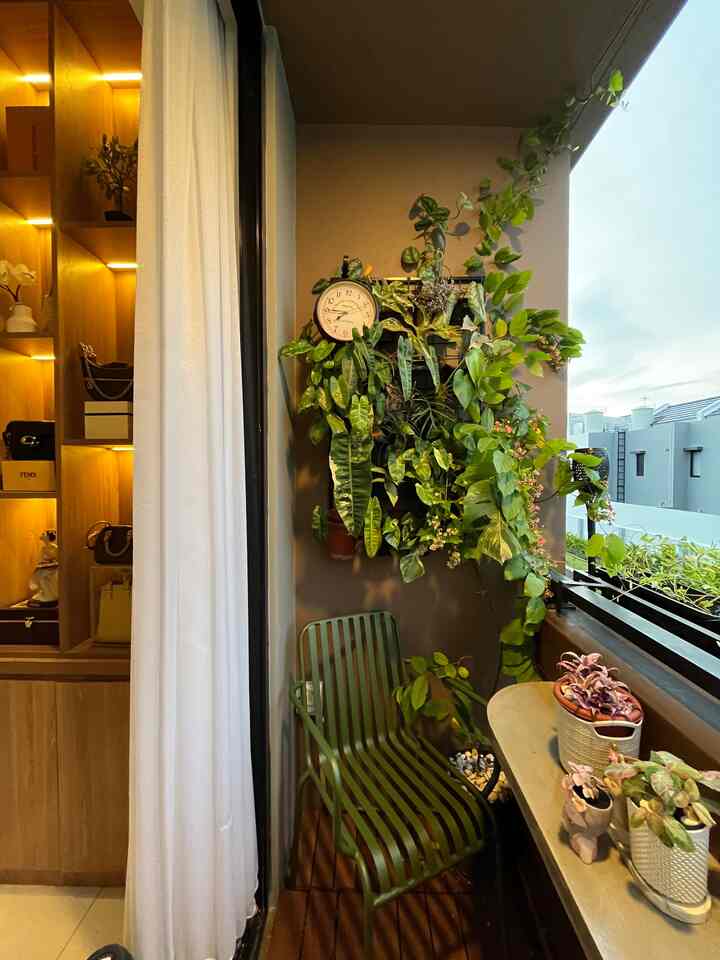 momen favorit di rumah buat aku adalah saat senja, langit masih terang tp tidak terik, sempurna banget untuk bersantai sambil ngeteh, area favorit aku yaitu di balkon. Karena rumah aku tidak berhadap hadapan dengan tetangga jd privasi tetap terjaga saat berlama lama di balkon. #momendirumah #inspirasidekorasi #ruanganfavorit #kursitaman #kursiteras #deklantai