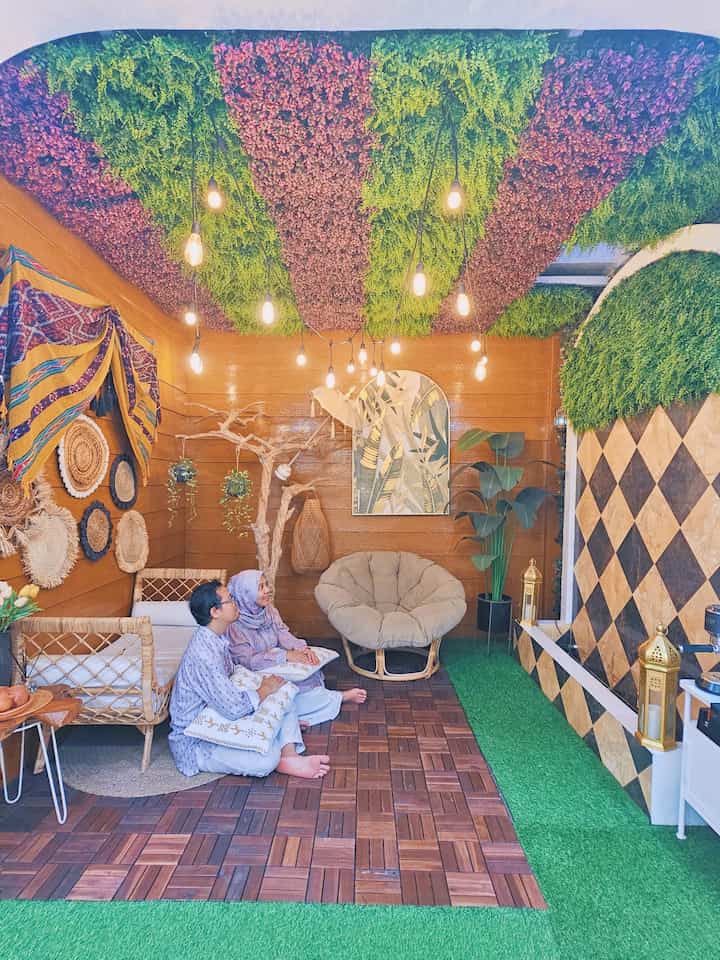 ‼️ Date with your partner in the favorite room of Casadeharsa's house:

When designing this house, we really wanted all the spots to be not only functional and comfortable, but also aesthetic. So almost all the spots in this house are designed to be instagrammable so that it is comfortable to do any activity from home. One of them is quality time or dating with your husband:

✅ Watch a Korean drama series about "love stories" at home

✅ Have coffee together in the indoor lounge at home

✅ Chat about future plans

#artificialgrass #grc #woodplank #tanamanartificial #lounge #tamanindoor #momendirumah #inspirasidekorasi #ruanganfavorit

