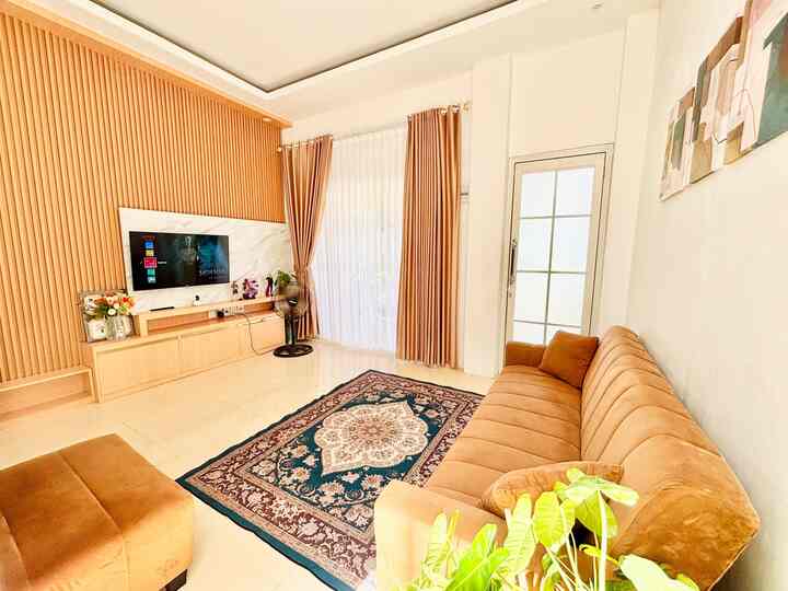 Aku punya berbagai macam karpet tapi yang paling ku rekomended yah karpet berbahan polyester ini karena memiliki tekstur lembut, warna cerah, tahan terhadap noda dan anti slip. Karpet ini juga mudah dirawat, cukup dengan menyedot debu atau menyapu karpet saja sudah bersih,, anak2 suka duduk bermain di atas karpet ini karna tidak berbulu dan nyaman #karpet #karpetruangtamu #karpetantislip #rumahramahanak #materialramahanak #childfriendlyhome