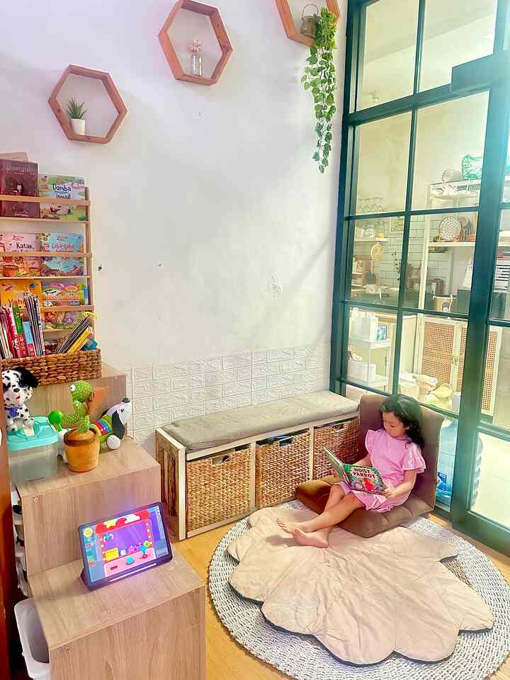 Play room yg bersebelahan dengan ruang tv ini berukuran 2x1,5m
 
Untuk menciptakan rumah ramah anak sengaja dibuat ruang khusus untuk bermain walaupun tidak besar tapi nyaman untuk anak-anak

Playmate empuk yg nyaman dan juga rak mainan agar tertata rapi kemudian rak buku yg cukup agar memberikan minat baca pada anak

Semoga menginspirasi ya teman-teman semua 🥰
#rakmainan #rakbuku #playmate #RumahRamahAnak #MaterialRamahAnak #ChildFriendlyHome