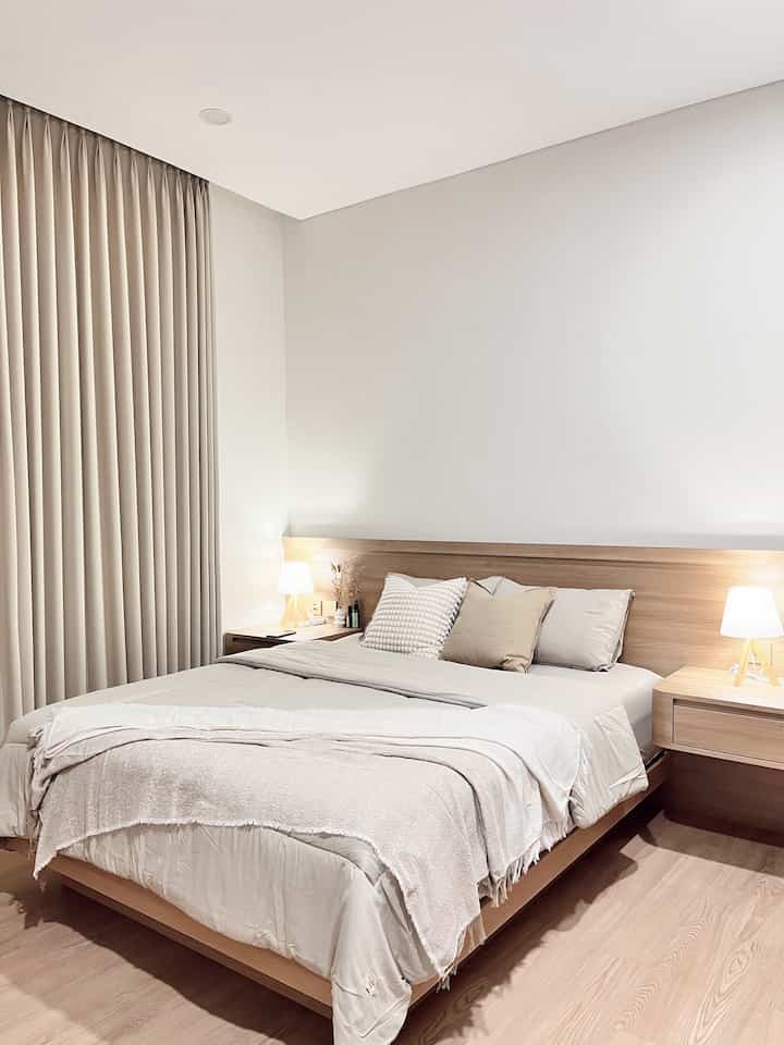 - Material dan Furniture Ramah Anak -

1. Sudut lengkung
Walaupun kami belum memiliki anak kecil, tetapi untuk pemilihan desain furniture khususnya di lantai atas (area privat) kami pilih sudut lengkung. Selain aman untuk anak di masa depan nanti, aman juga bagi kami di masa kini. Adapun furniture sudut lengkung di rumah kami antara lain: nakas, lemari wardrobe, kabinet tv, meja rias, dan dipan kasur.

2. Cover stop kontak
Pengaman stop kontak selain melindungi anak dari bahaya sengatan listrik, juga berfungsi untuk melindungi stop kontak dari debu, air, dan benda asing lainnya.

Demikian beberapa material dan furniture ramah anak di rumah kami. Semoga dapat menginspirasi.

#Nakas
#DipanKasur
#KabinetTV
#CoverStopKontak
#RumahRamahAnak
#MaterialRamahAnak
#ChildFriendlyHome