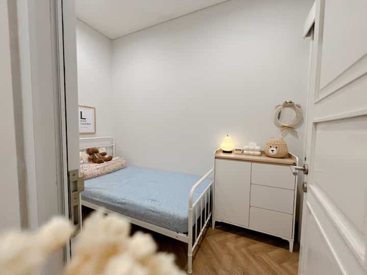 Kamar tidur si kecil untuk menjaga Arielle agar tetap aman dan menciptakan lingkungan yang ramah anak bagian kamar si kecil aku menggunakan SPC herringbone yang tidak menggunakan lem jd tidak menghasilkan bau yg berbahaya untuk si kecil hanya sistem click dan cat dinding yang aman untuk anak , begitupun dengan furniturenya aku menggunakan ranjang dan lemari yang memiliki sudut melengkung agar si kecil tetap aman berlarian di kamarnya tanpa takut terbentur 🤍 #rumahramahanak #materialhramahanak #childfriendlyhome #catdinding #warnacatrumah #kamaranak #tempattiduranak #babyroom #kidsroom 