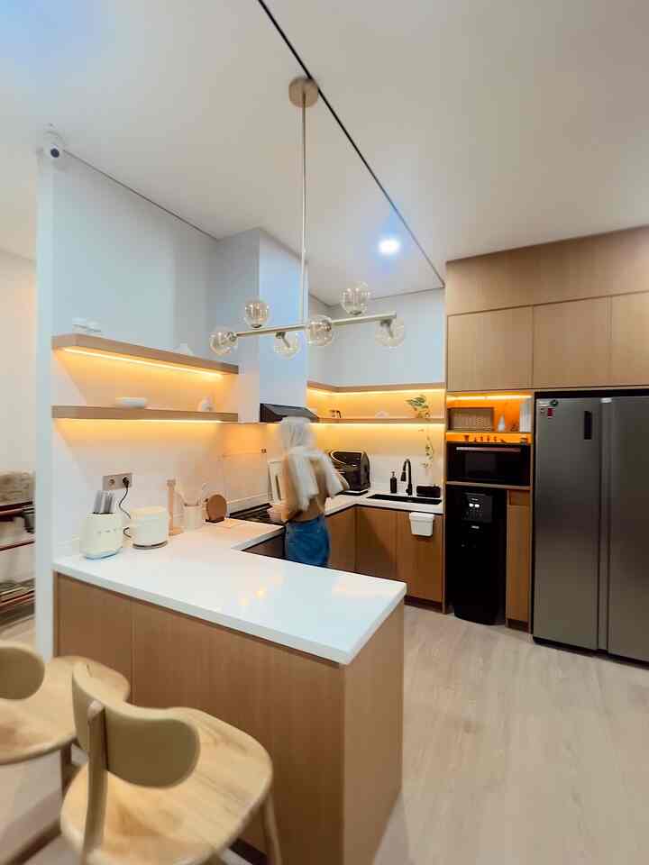 - Kisah dari Dapur -

Sebelum renovasi, dapur menjadi tempat favoritku dan pasangan. Aku selalu bersemangat menciptakan karya masakan di ruangan ini. Sayang, dari sini juga lah kami tau bahwa rumah ini terdapat rayap, persis kitchen set yang pertama kali habis hingga rayap membuat sarangnya di kabinet.

Ketika renovasi, kami mendesain ulang dapur dan memantapkan pilihan PVC board sebagai material kitchen set dikarenakan trauma akan rayap, dan material ini yang masih dapat kami jangkau budgetnya. Kalau kata suami, “bukan lagi rumahku surgaku, tetapi dapurku surgaku” saking kagetnya ketika tau total biaya pembuatan kitchen set ini hehe.

#KitchenSet
#KitchenSetPVCBoard
#MomenDiRumah
#InspirasiDekorasi
#RuanganFavorit


